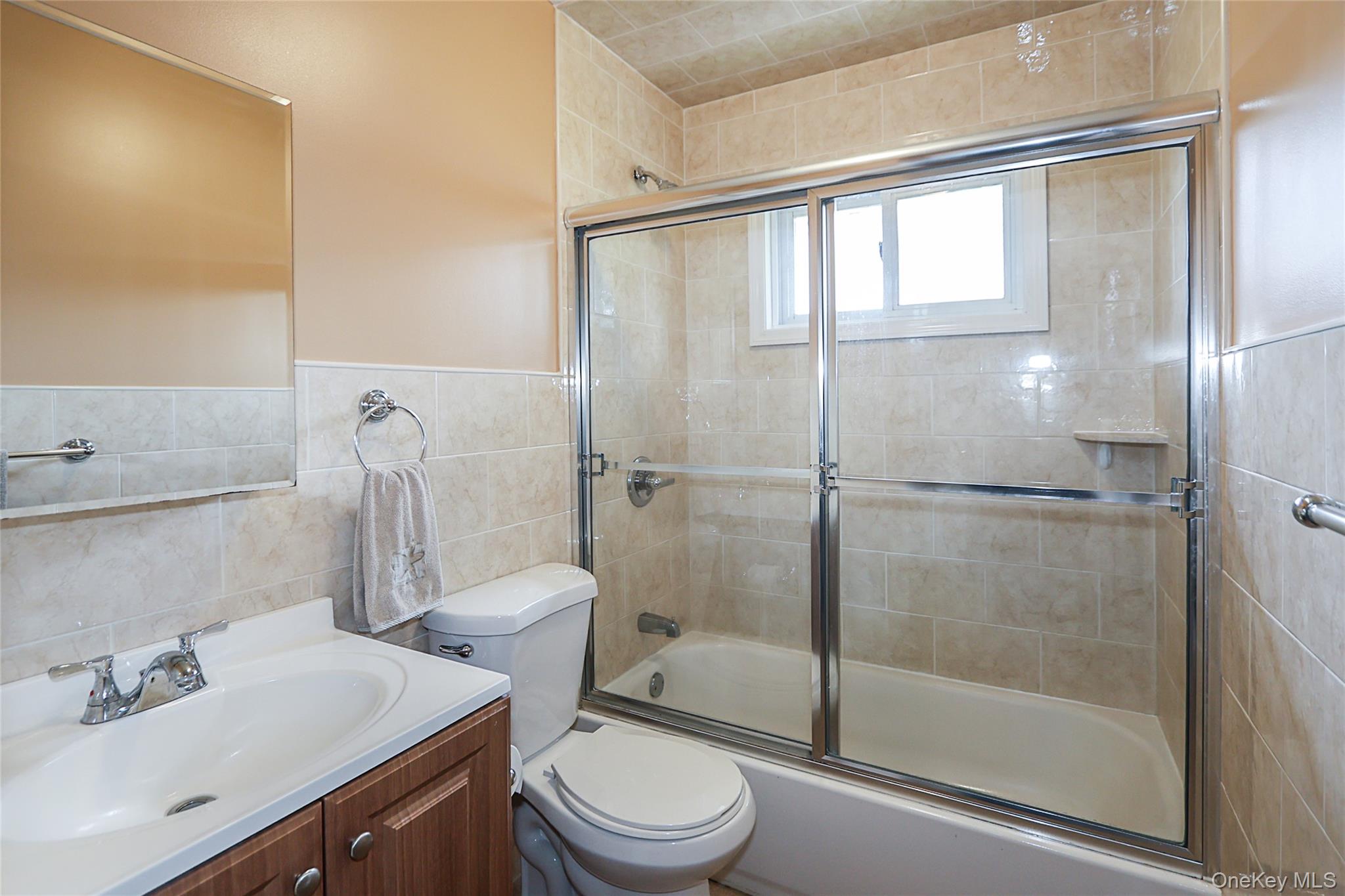 17 2nd Avenue, Locust Valley, NY 11560