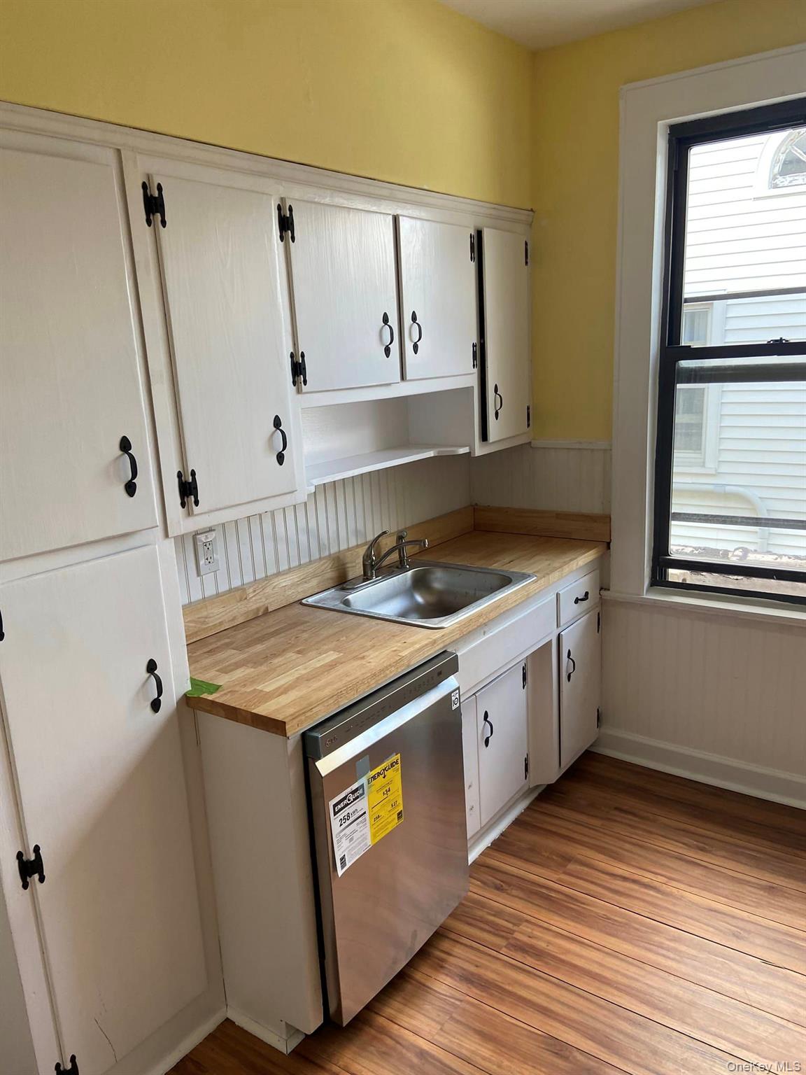 80 2nd Street # Upper Front Unit, Mineola, NY 11501