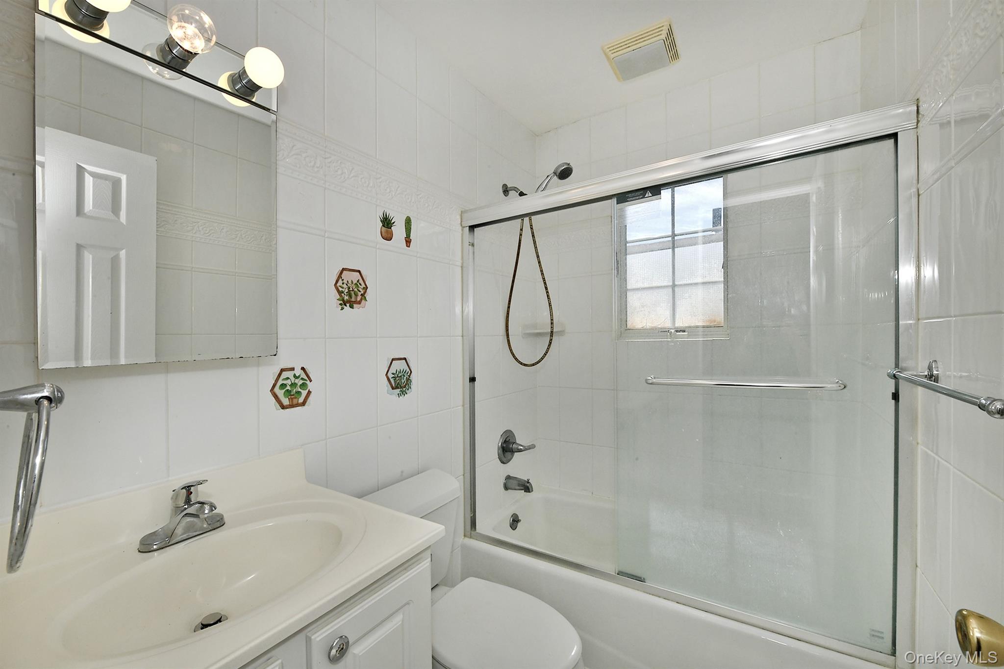 16 Inwood Road # A, Port Washington, NY 11050