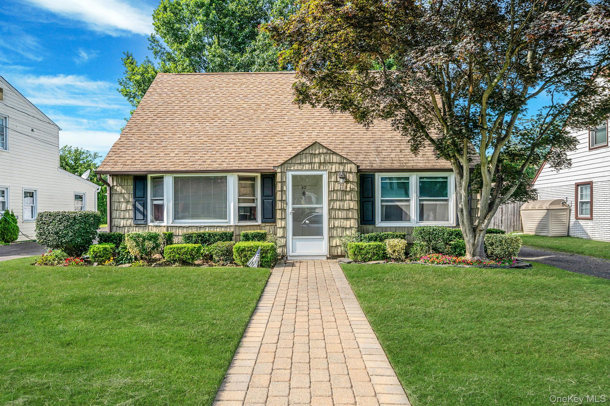 10 Walter Avenue, Hicksville, NY 11801