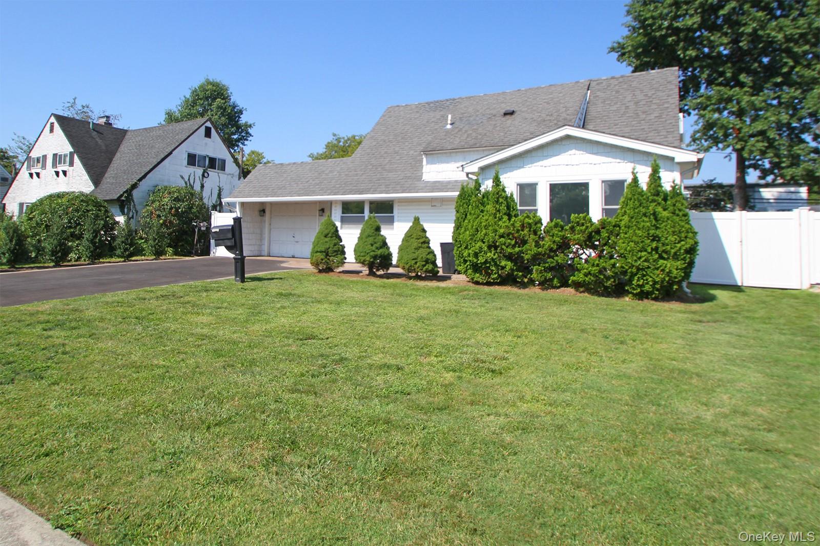 30 Middle Lane, Westbury, NY 11590