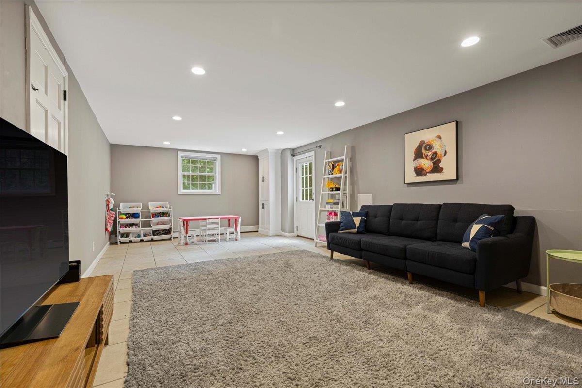 25 Ramapo Trail, Harrison, NY 10528