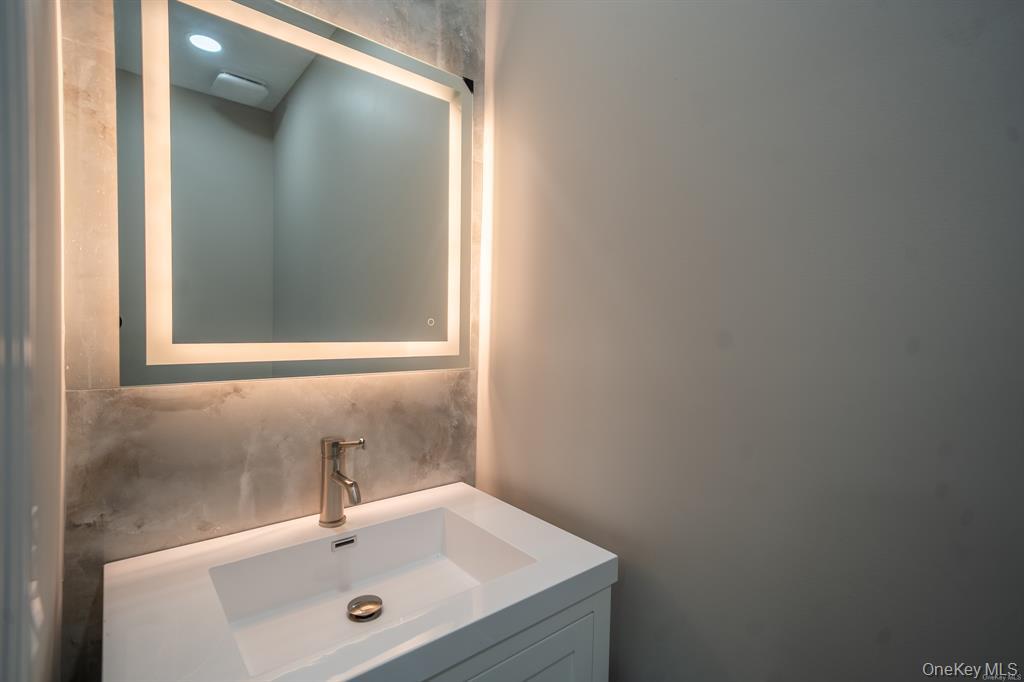 12 Hoover Lane, Bethpage, NY 11714