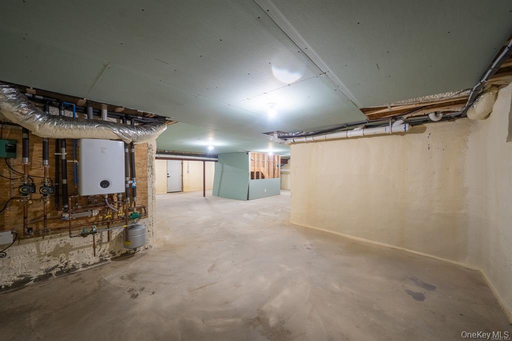 12 Hoover Lane, Bethpage, NY 11714