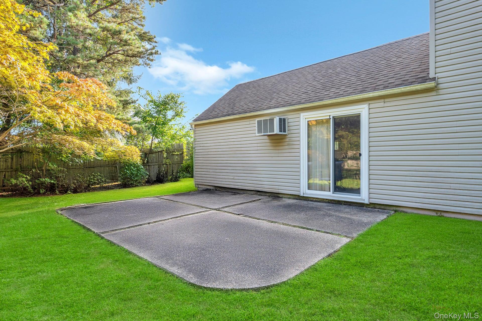 75 White Pine Way, Medford, NY 11763