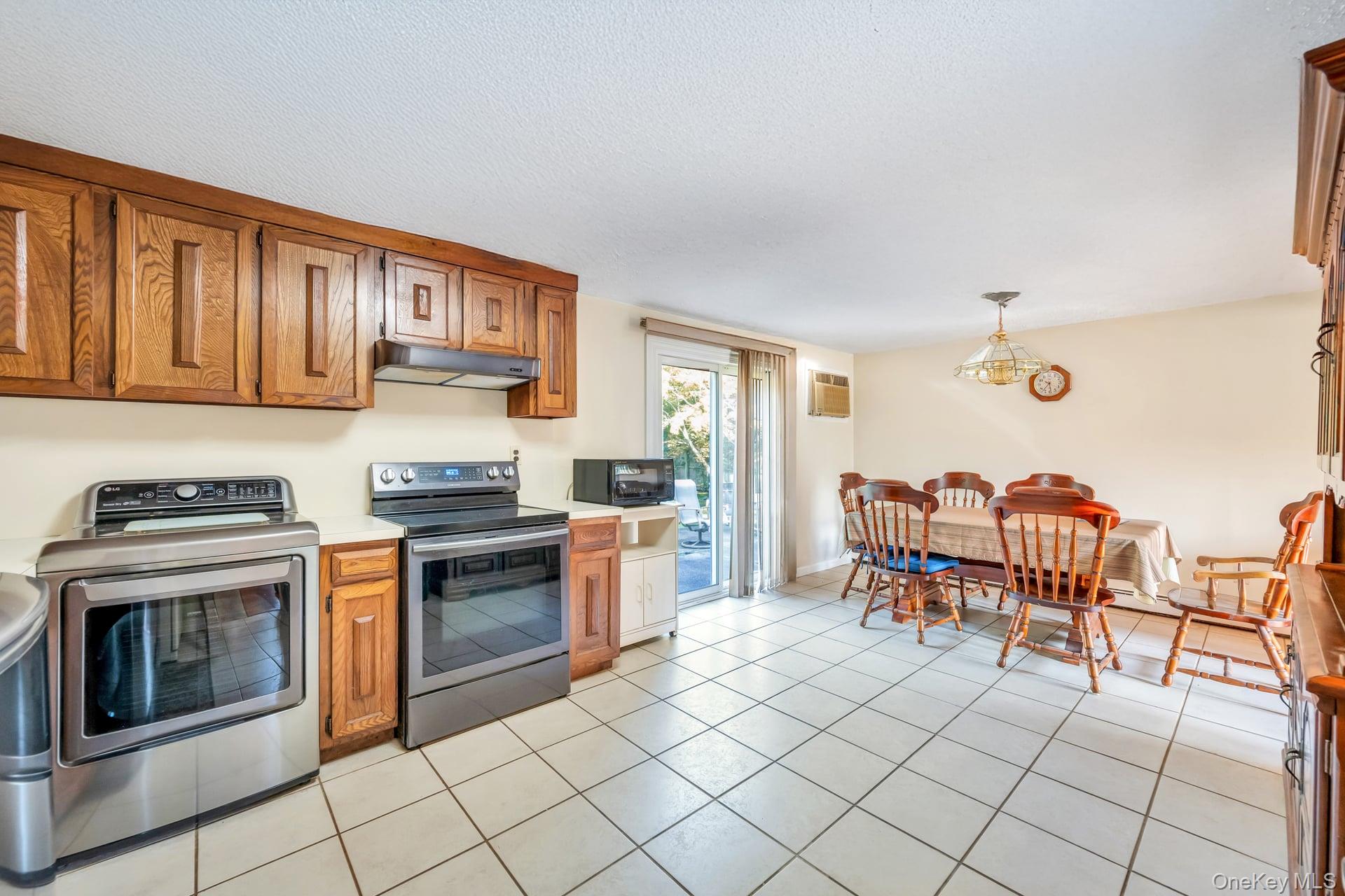 75 White Pine Way, Medford, NY 11763