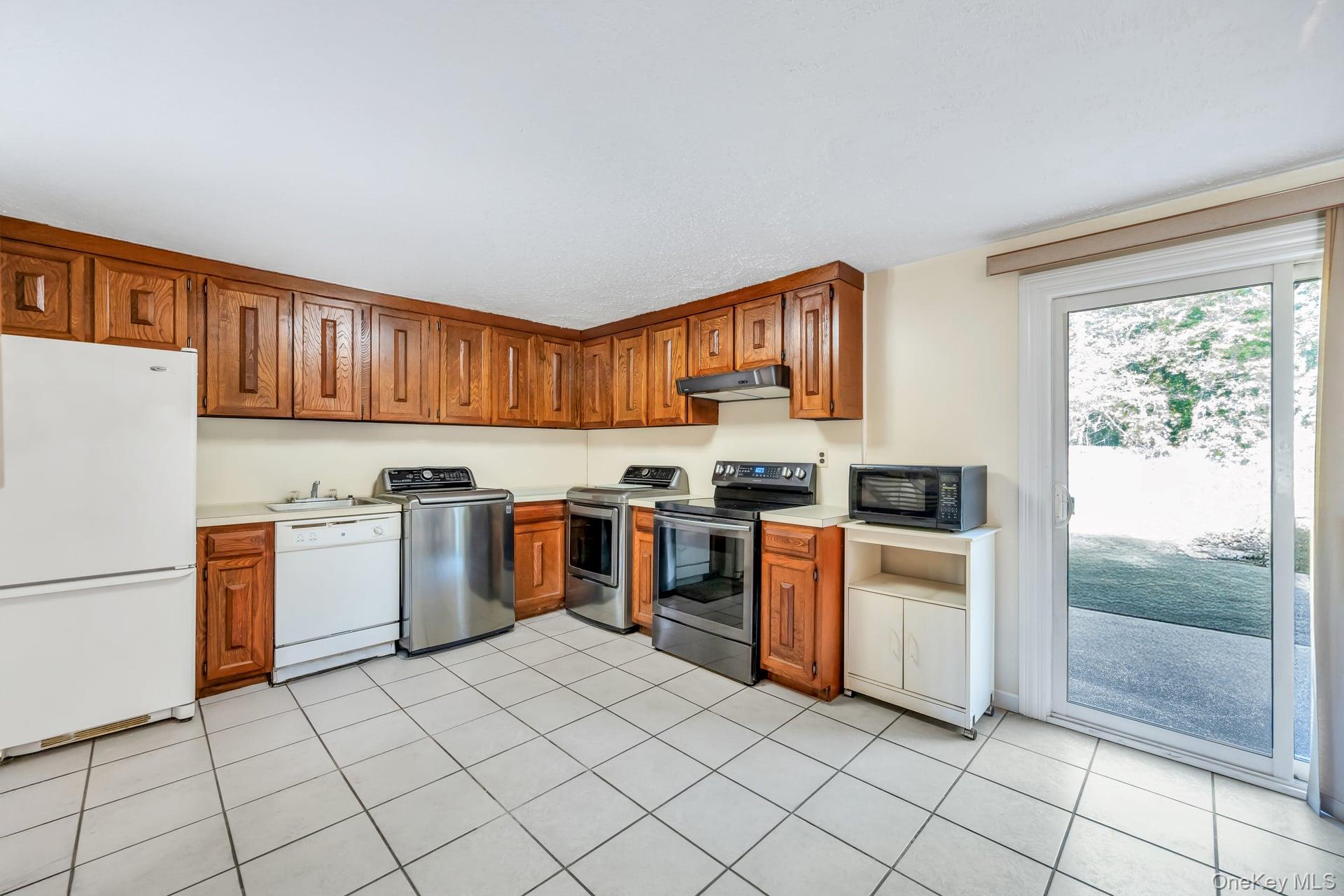 75 White Pine Way, Medford, NY 11763