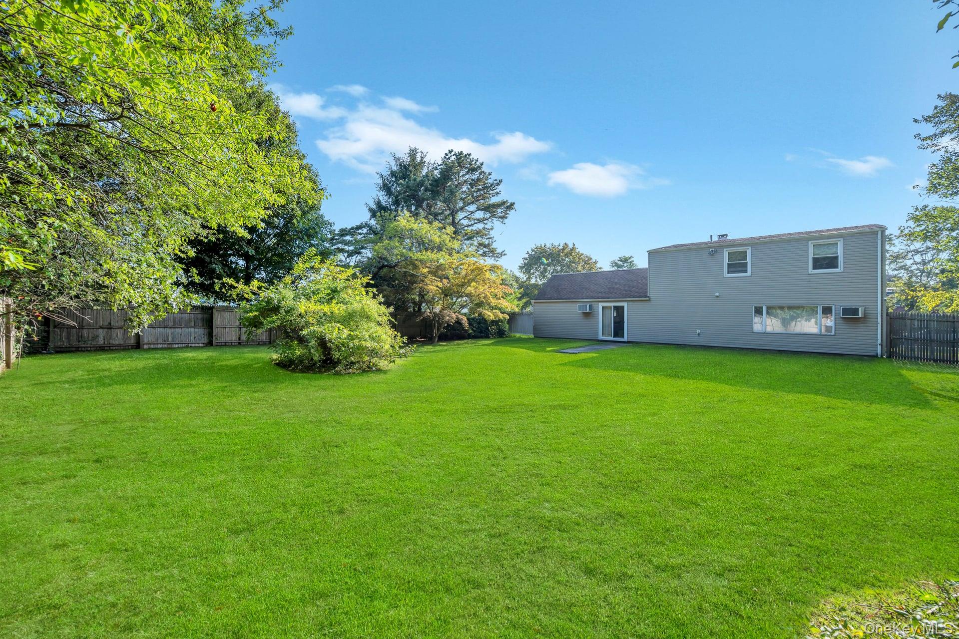 75 White Pine Way, Medford, NY 11763