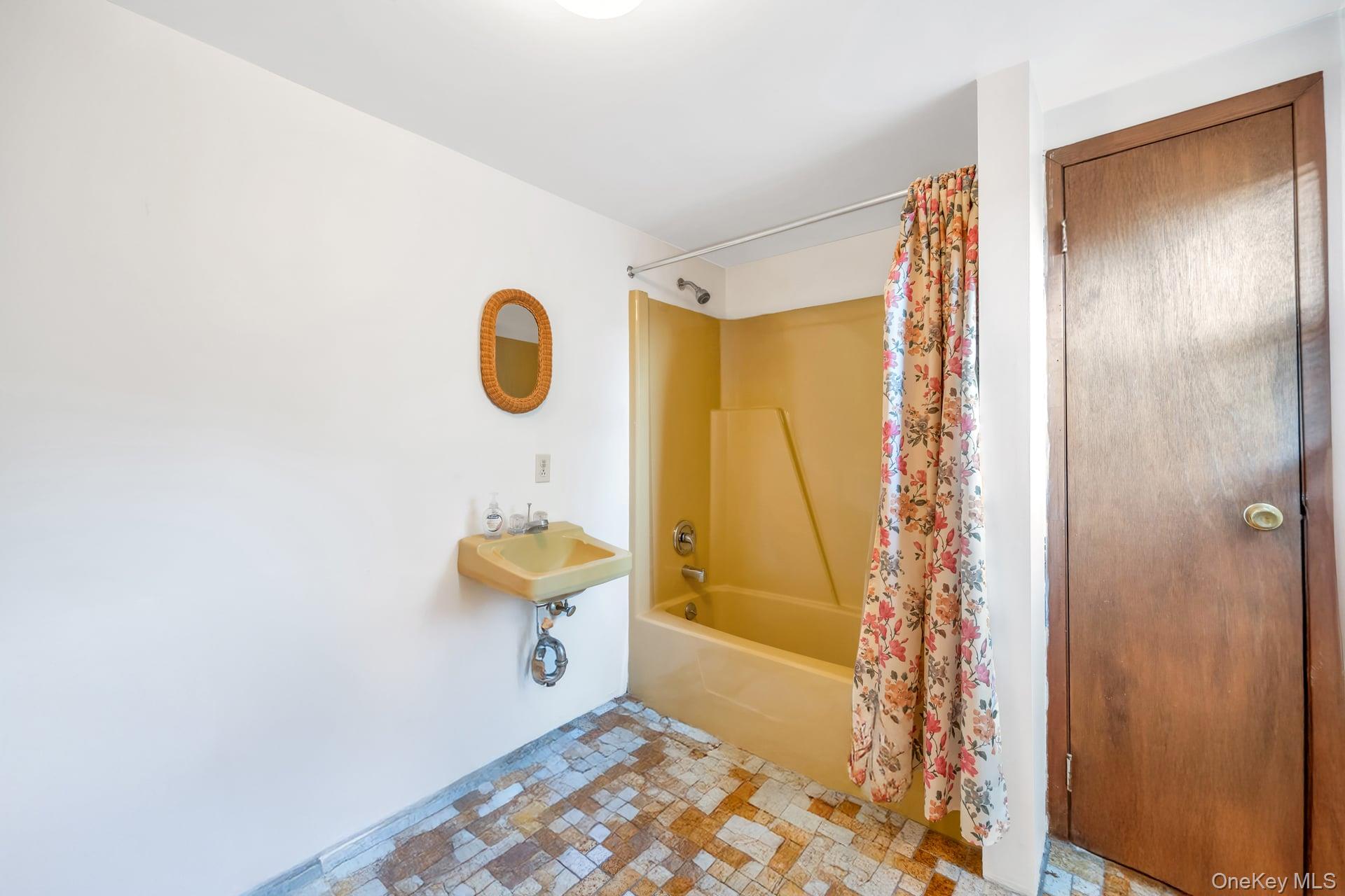 75 White Pine Way, Medford, NY 11763