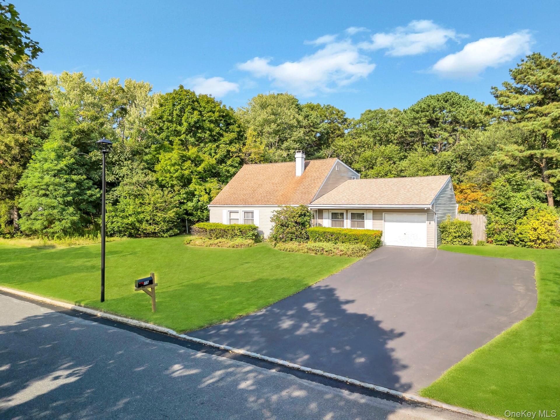 75 White Pine Way, Medford, NY 11763