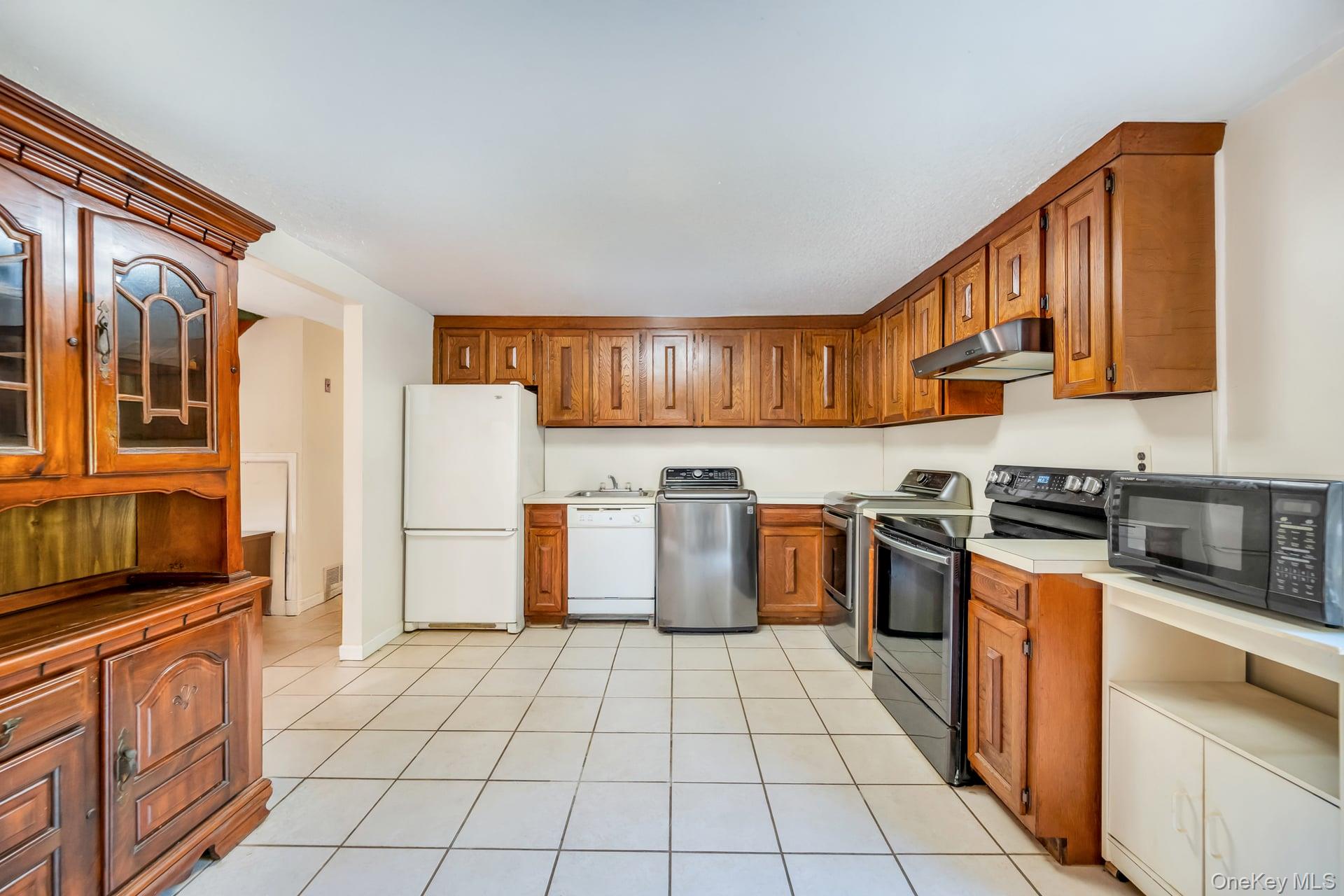 75 White Pine Way, Medford, NY 11763