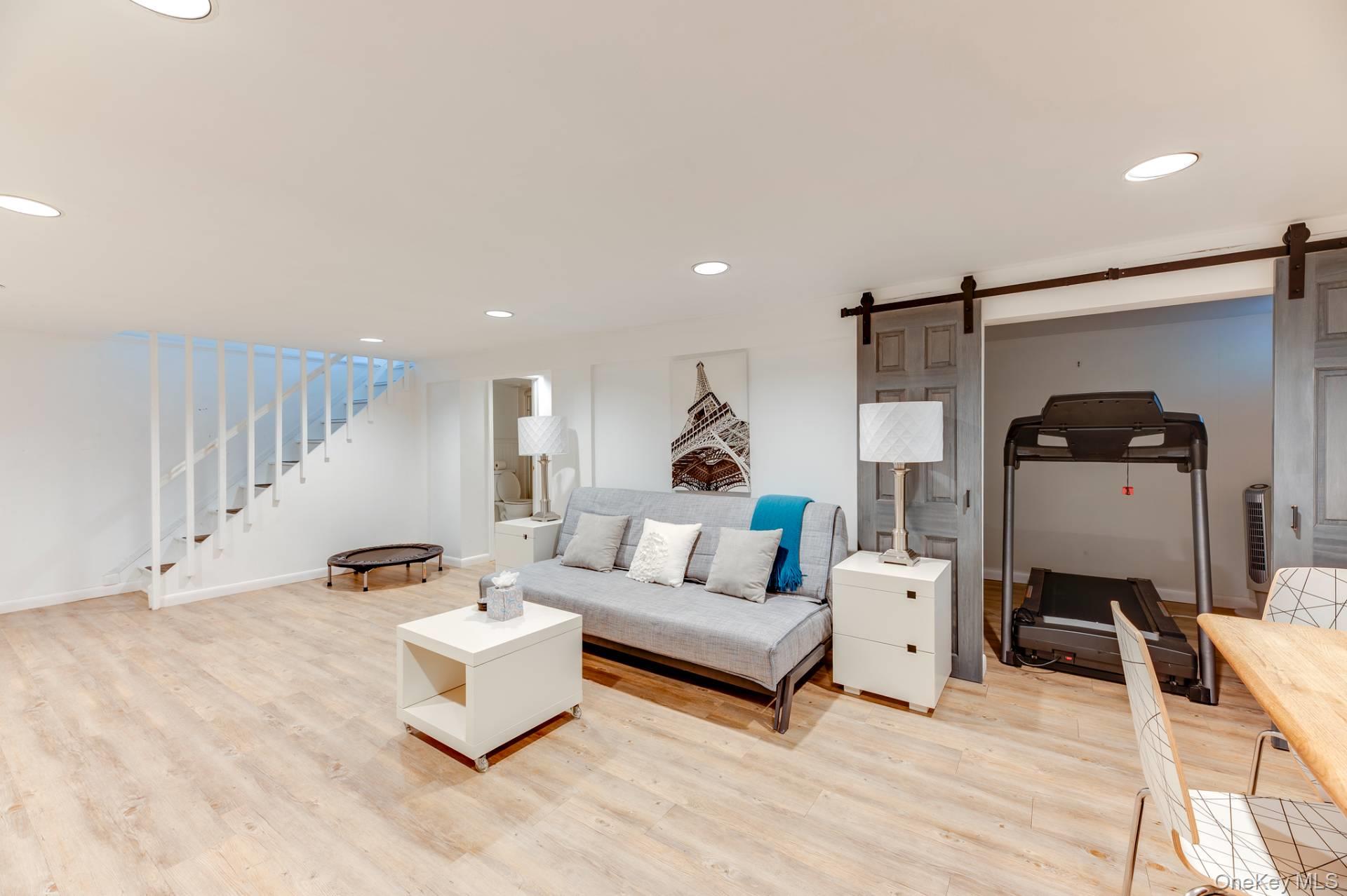 21 Foxhollow Lane, Southampton, NY 11968