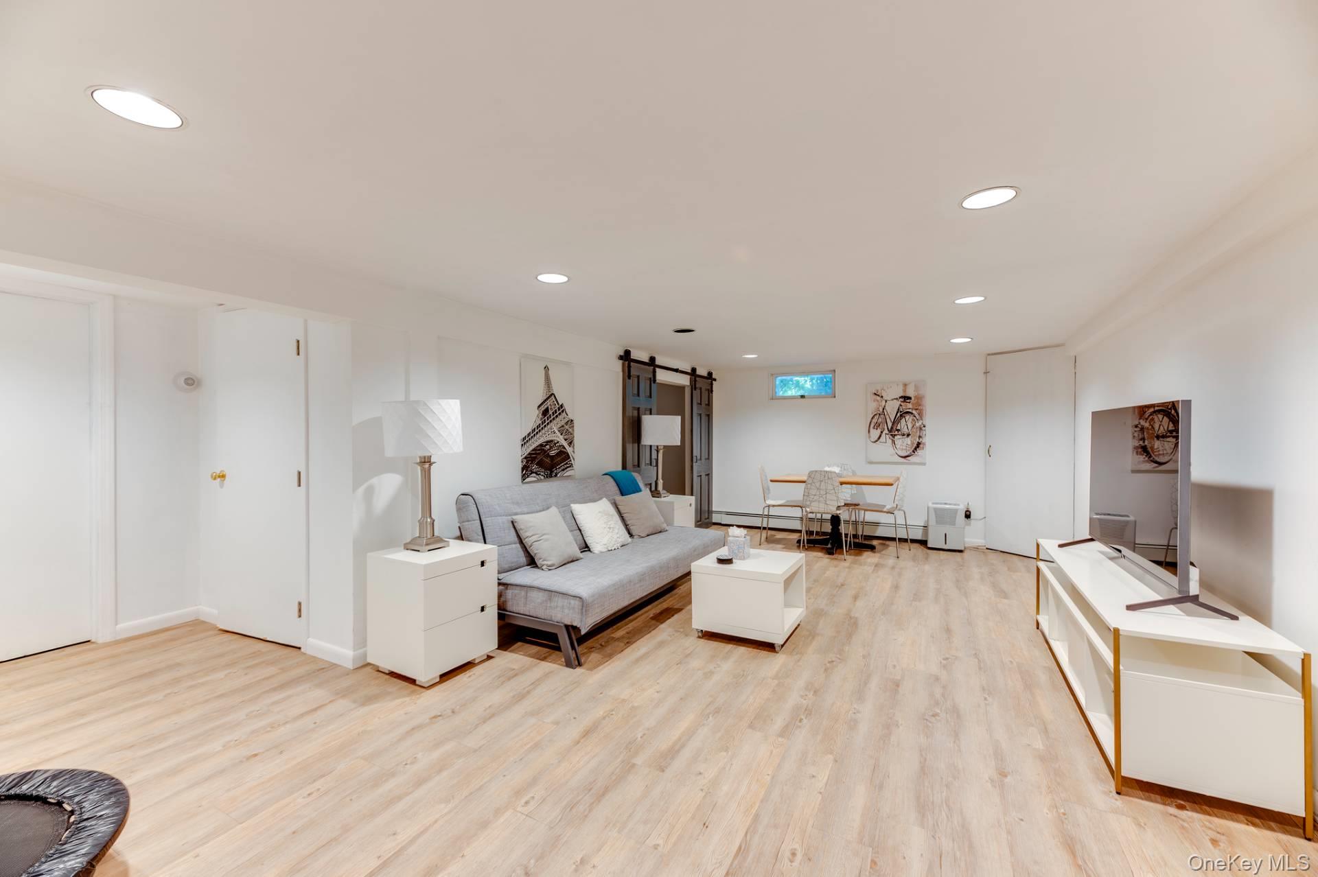 21 Foxhollow Lane, Southampton, NY 11968