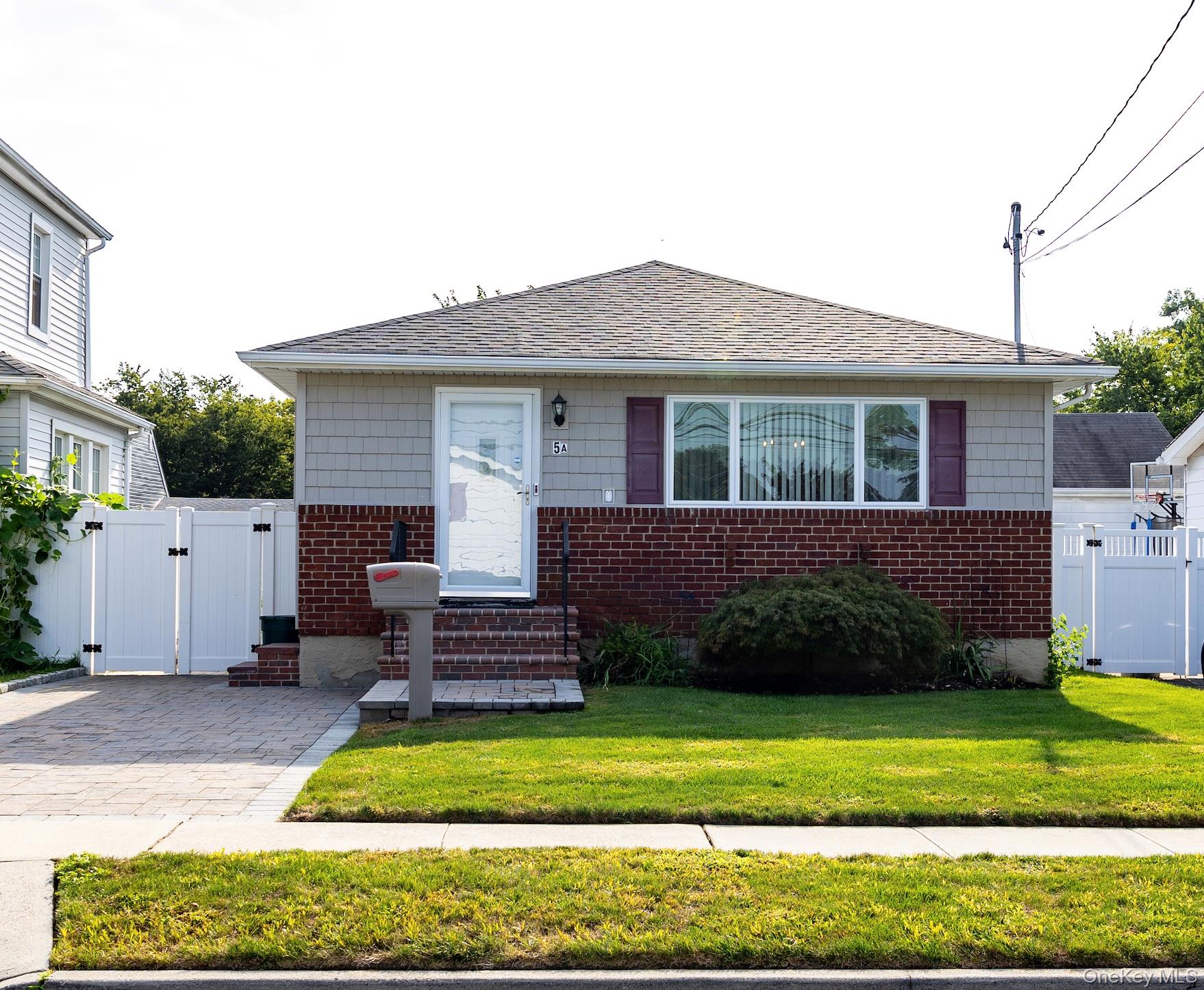 5A Moeller Street, Hicksville, NY 11801