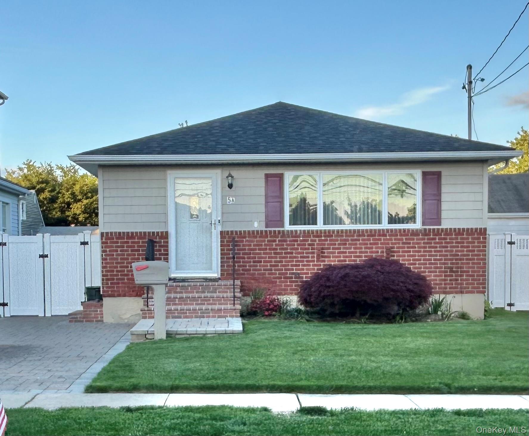 5A Moeller Street, Hicksville, NY 11801