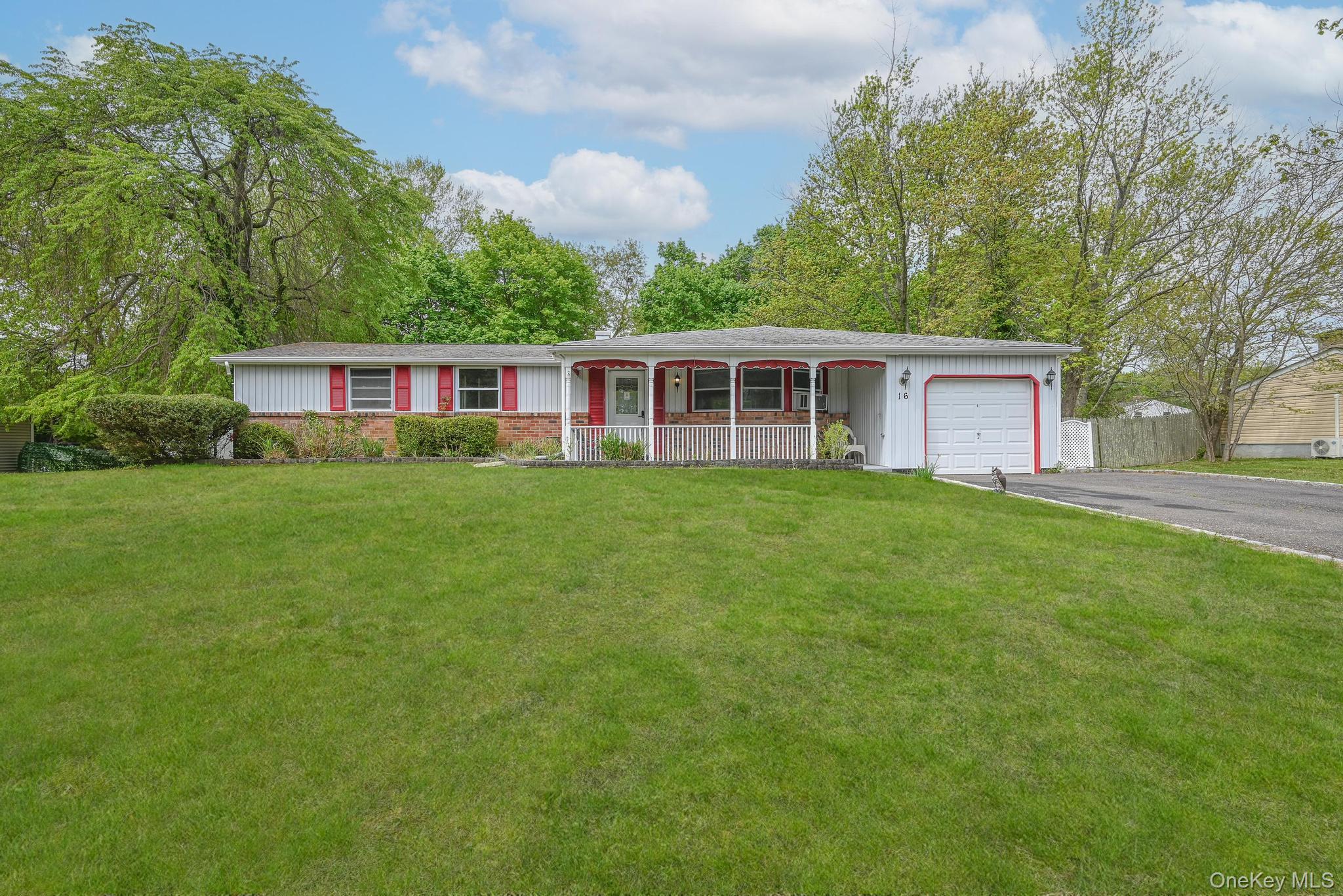 16 Fraternity Ln, Stony Brook, NY 11790