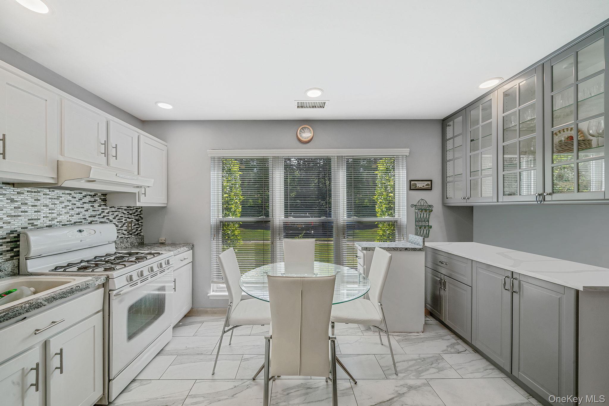 8 Crescent Circle, Holbrook, NY 11741