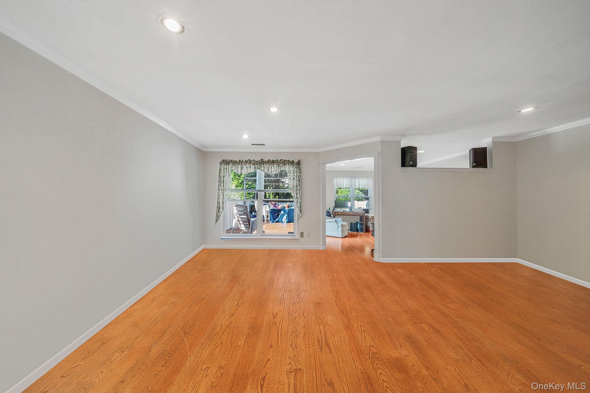 8 Crescent Circle, Holbrook, NY 11741