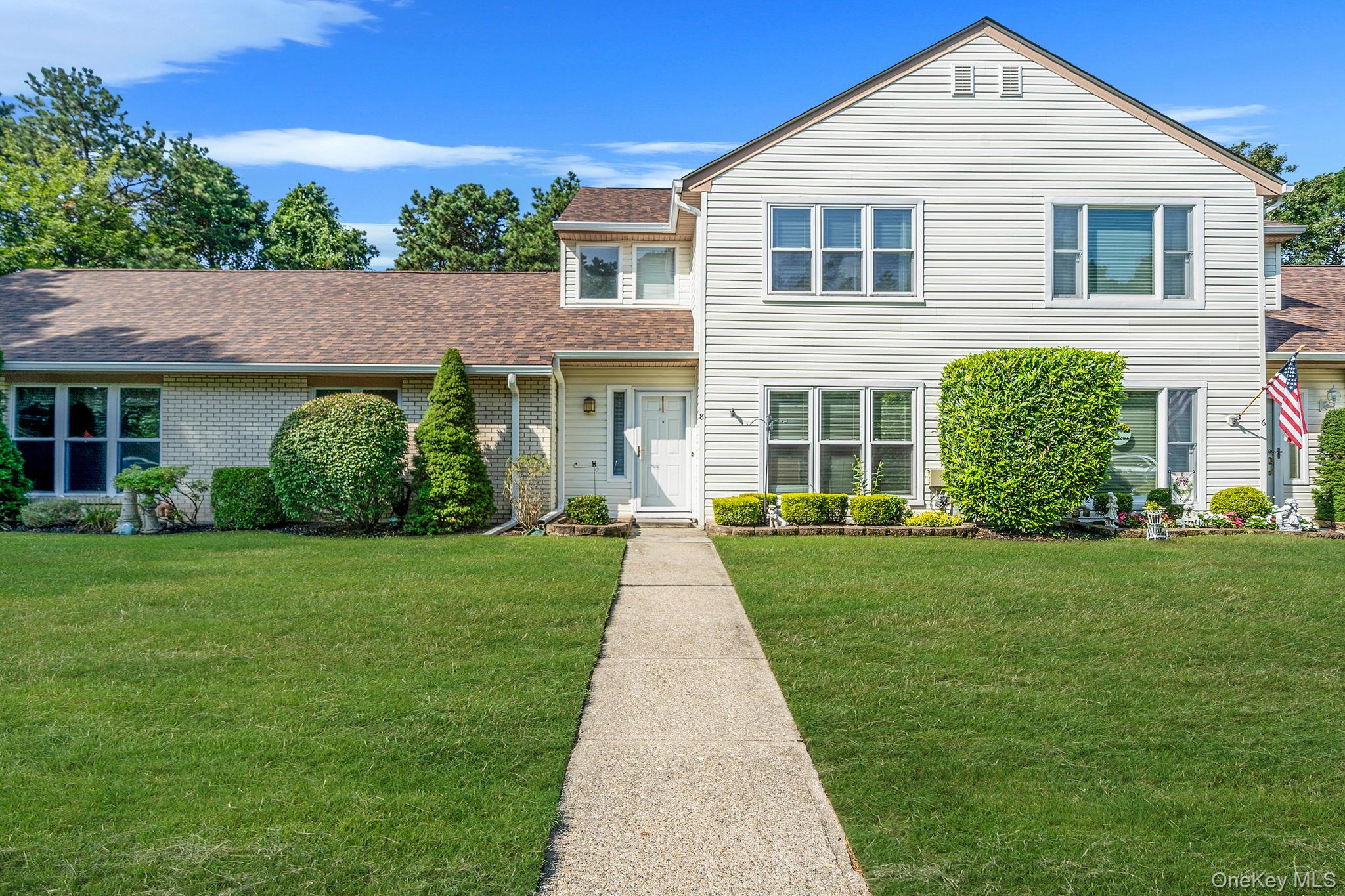 8 Crescent Circle, Holbrook, NY 11741