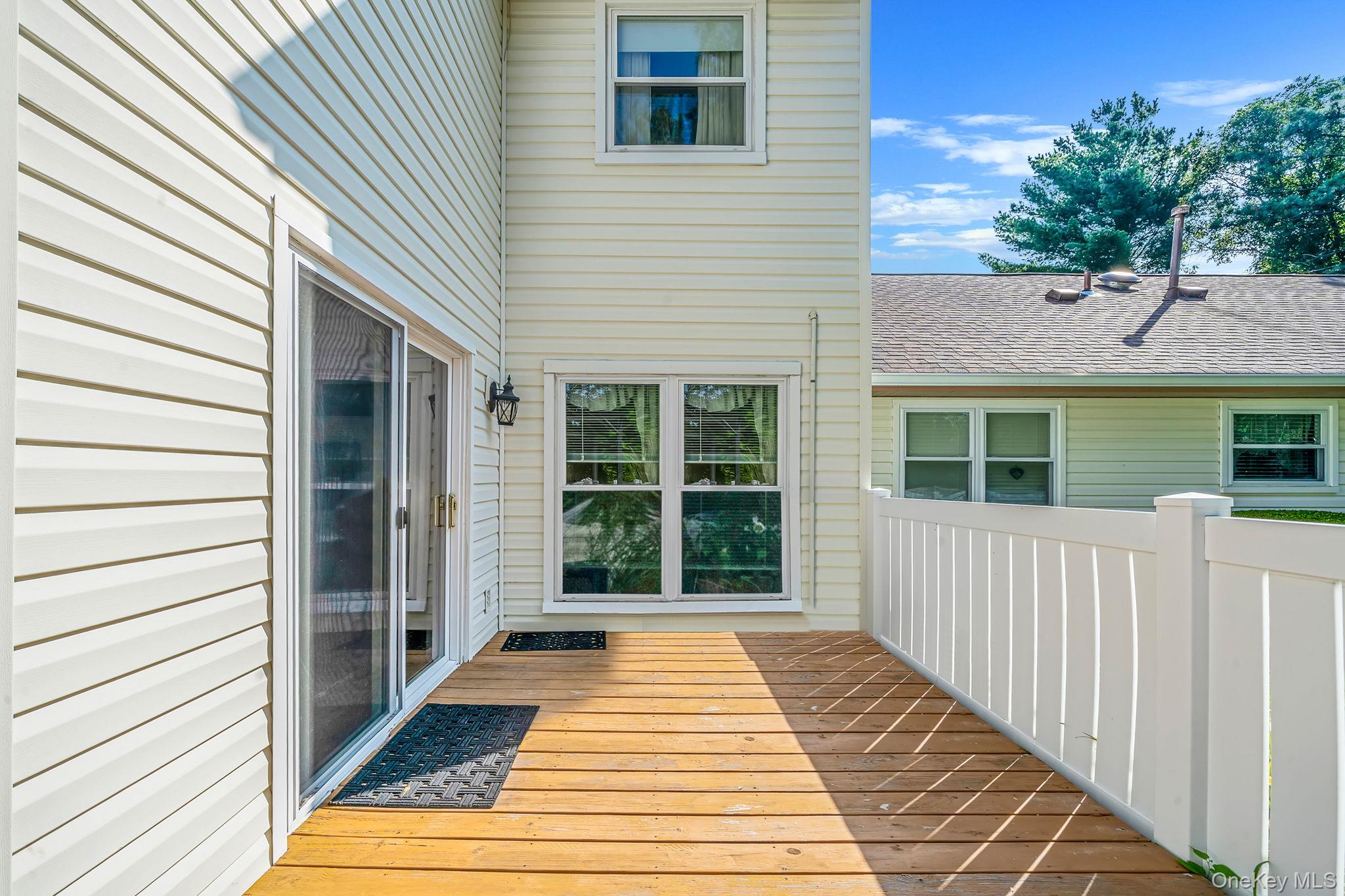 8 Crescent Circle, Holbrook, NY 11741