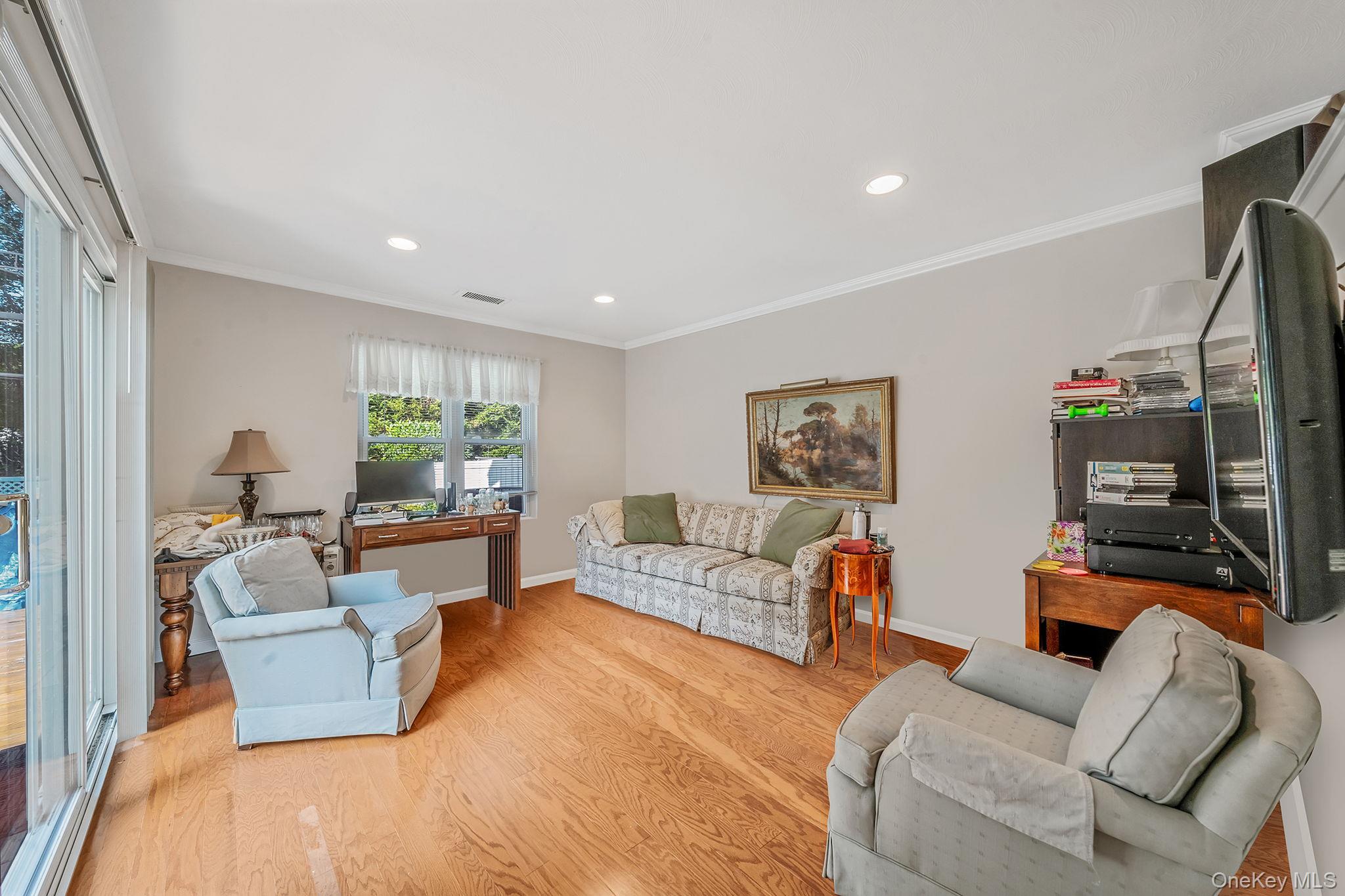 8 Crescent Circle, Holbrook, NY 11741