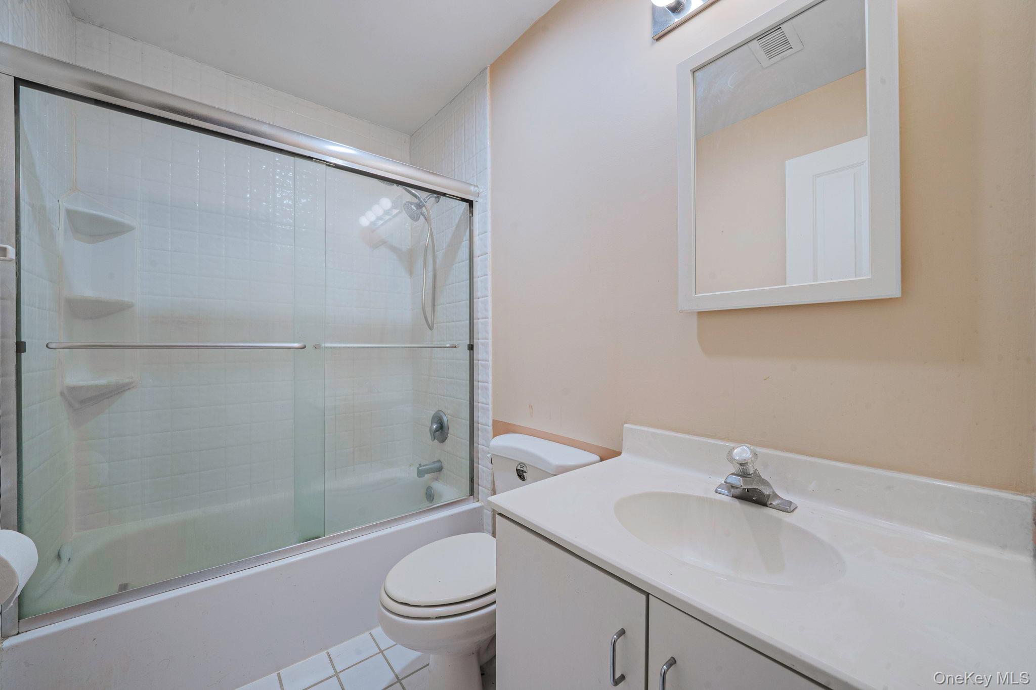 8 Crescent Circle, Holbrook, NY 11741