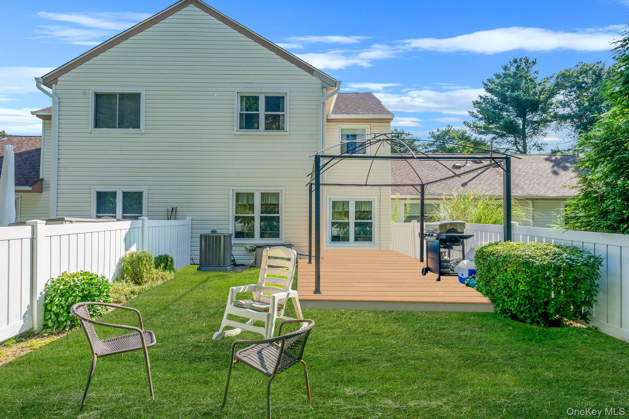 8 Crescent Circle, Holbrook, NY 11741