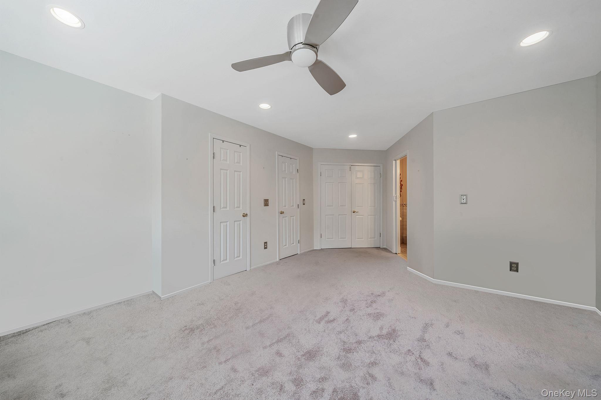 8 Crescent Circle, Holbrook, NY 11741