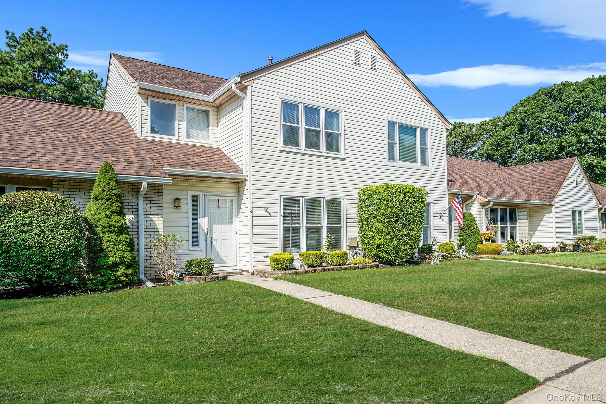 8 Crescent Circle, Holbrook, NY 11741