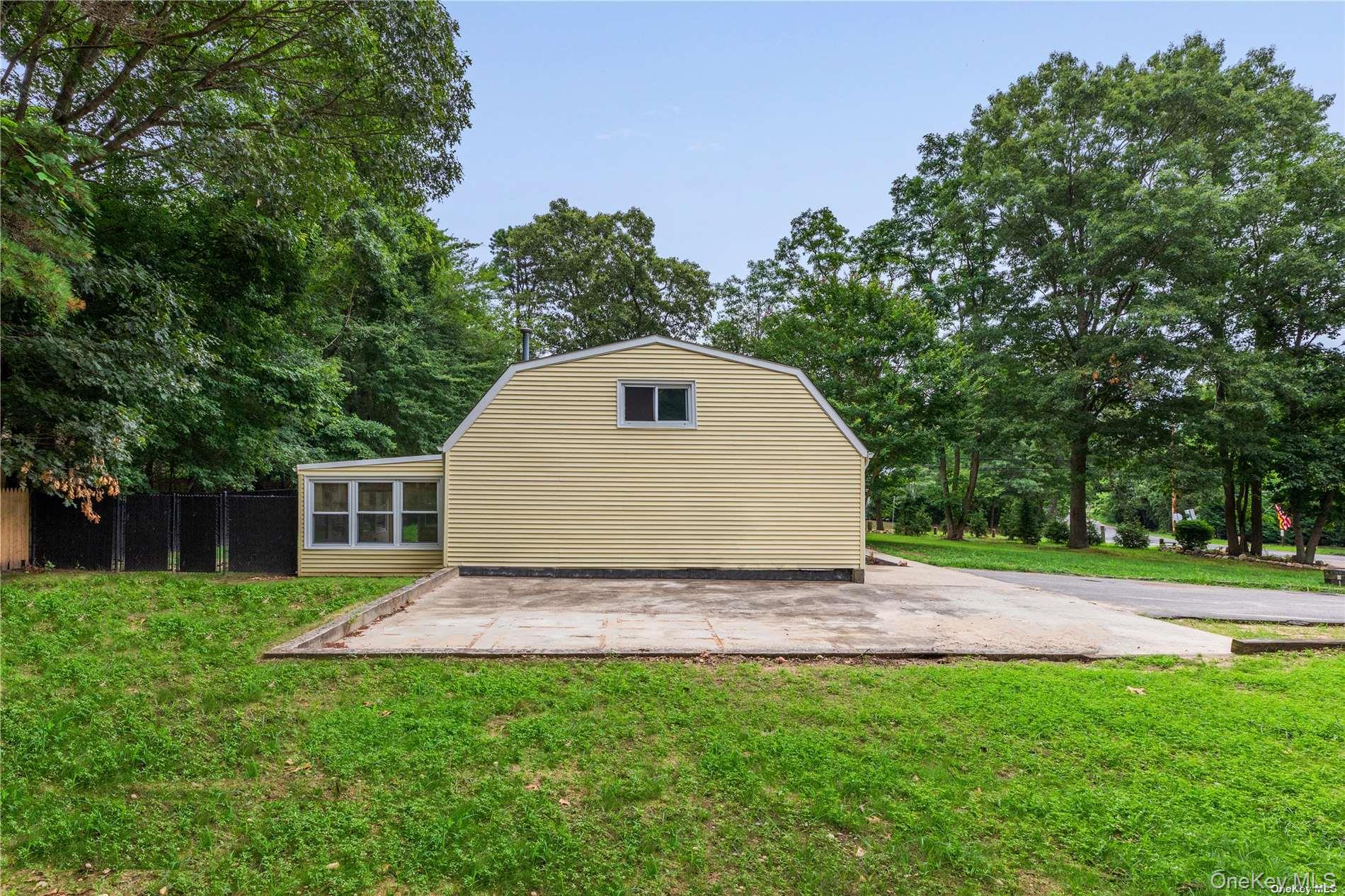 110 E Bartlett Road, Middle Island, NY 11953