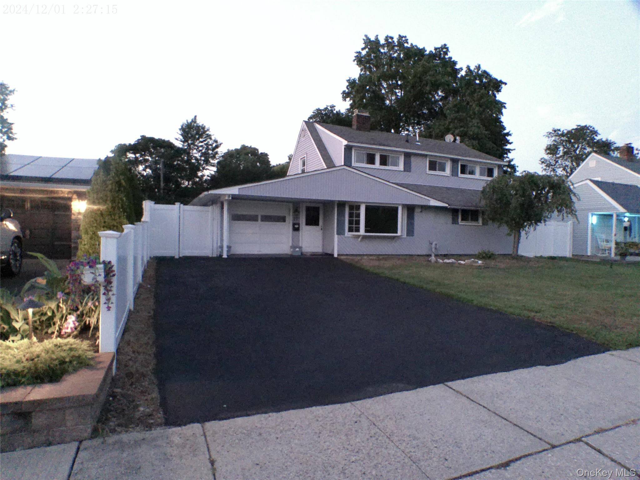 17 Stevedore Lane, Levittown, NY 11756