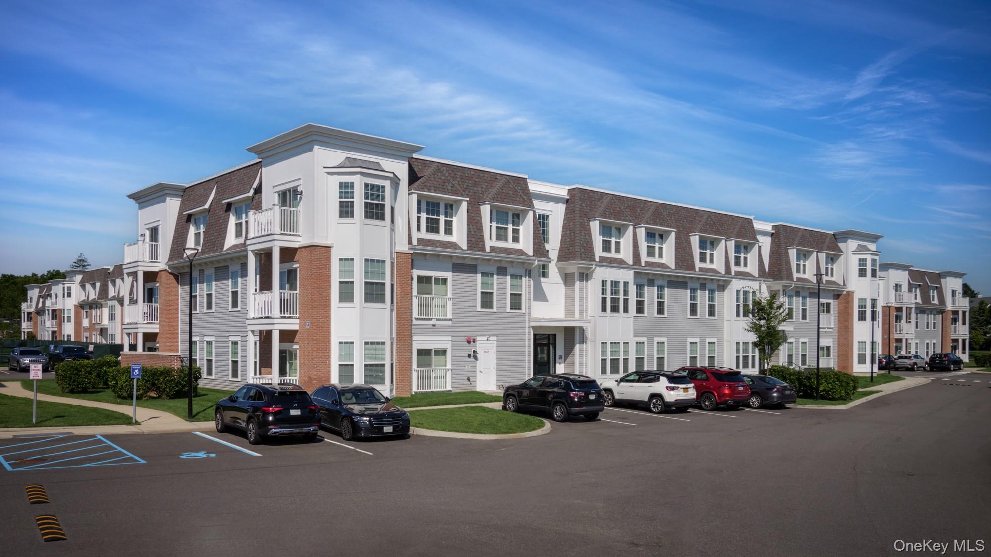 75 Circle Drive # 76-107, Central Islip, NY 11722