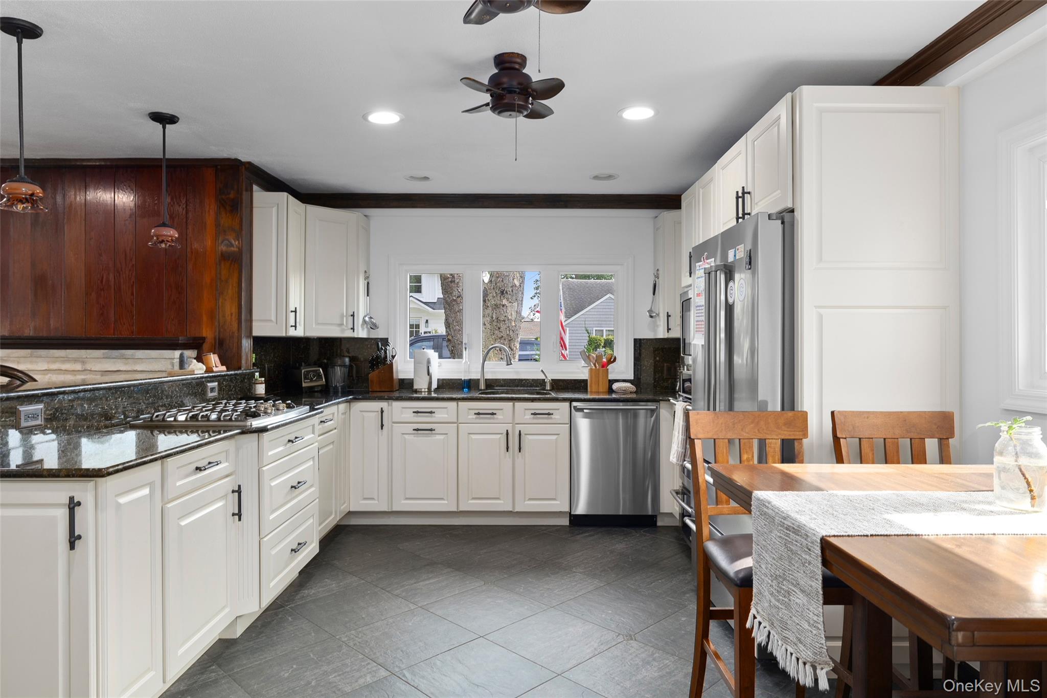 661 Bay 6th Street, West Islip, NY 11795