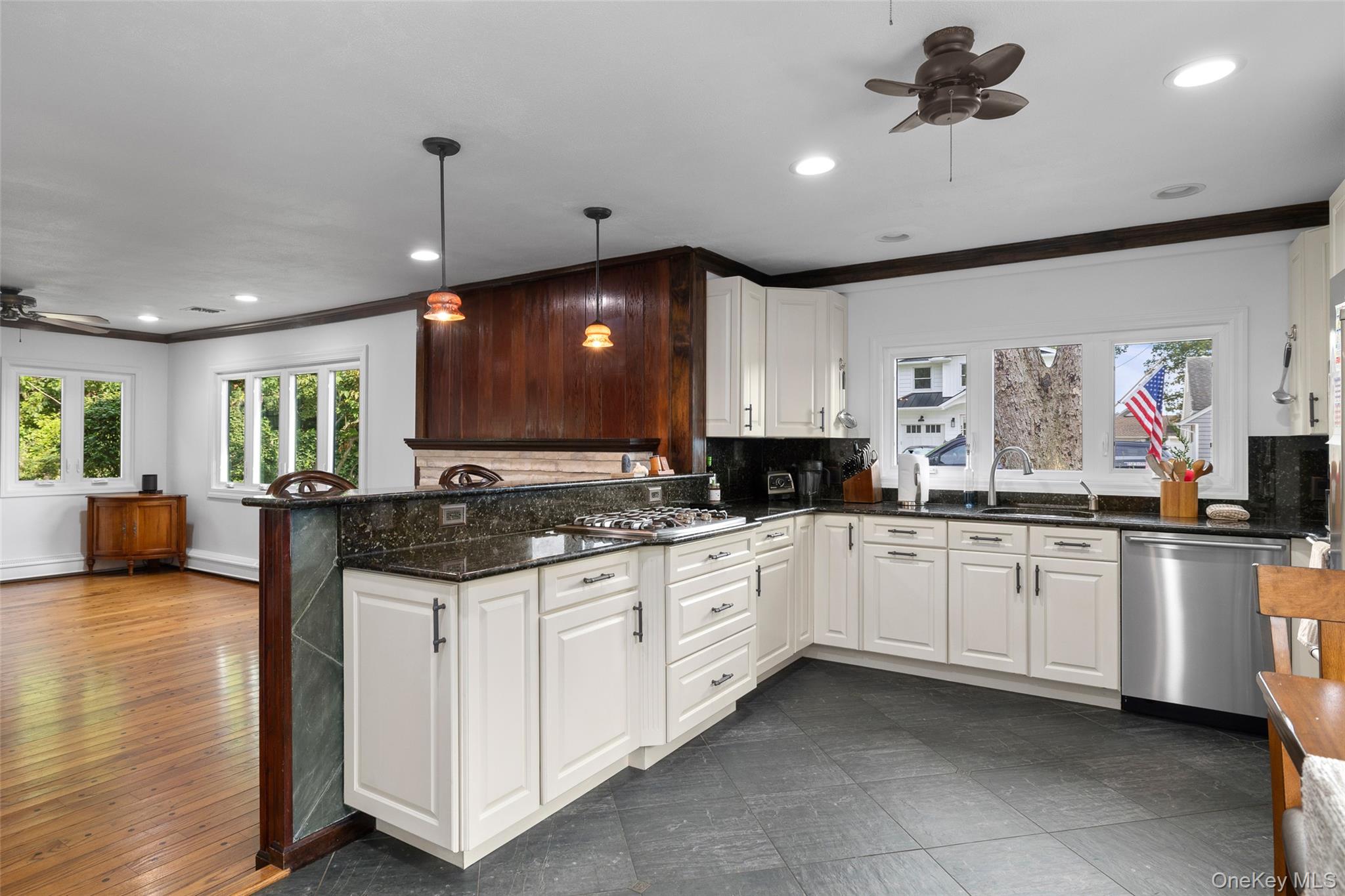 661 Bay 6th Street, West Islip, NY 11795