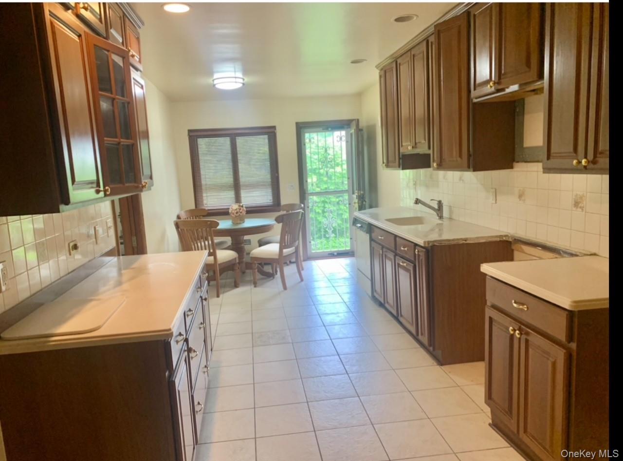 1 Willowbrook Lane, Freeport, NY 11520