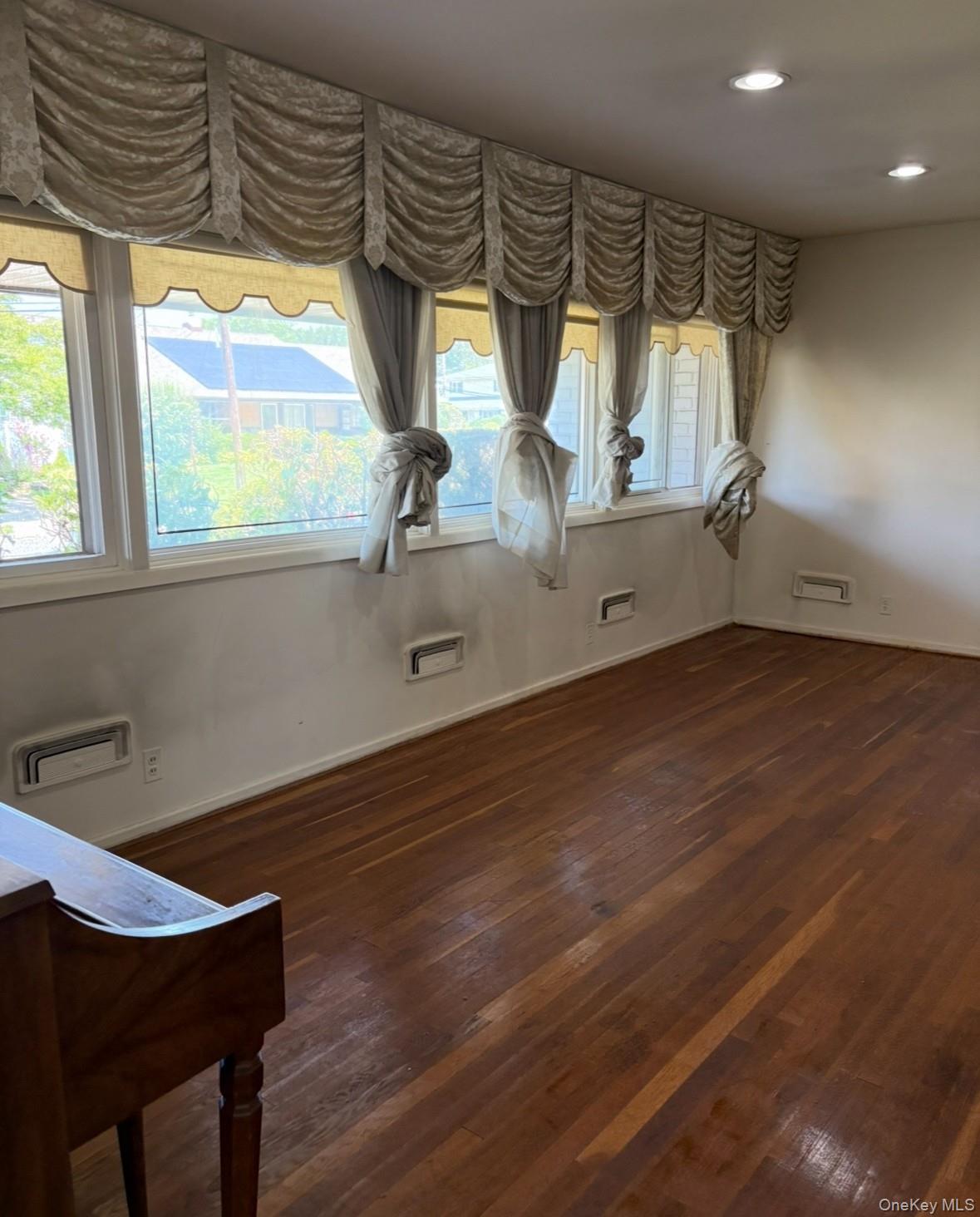 1 Willowbrook Lane, Freeport, NY 11520