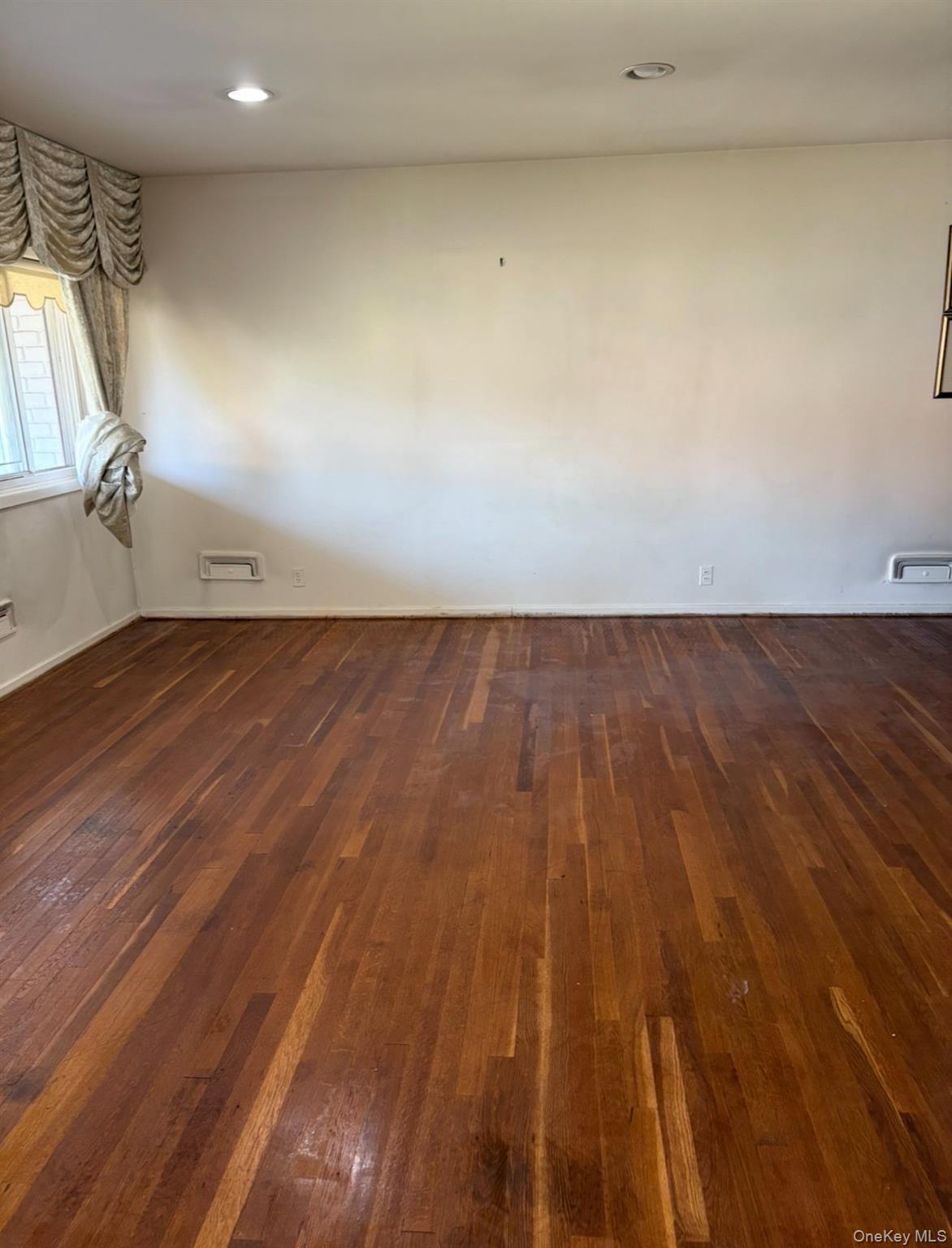 1 Willowbrook Lane, Freeport, NY 11520