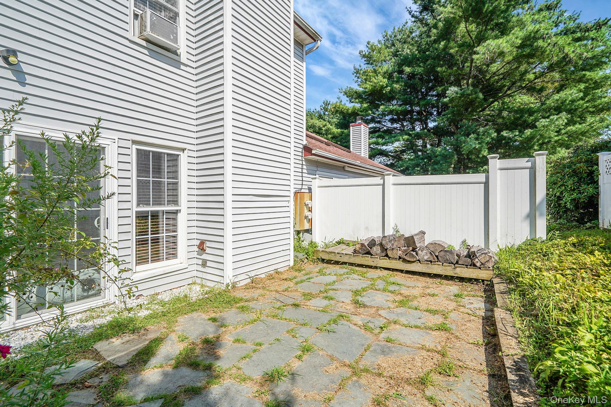 4 Georgian Court, Coram, NY 11727