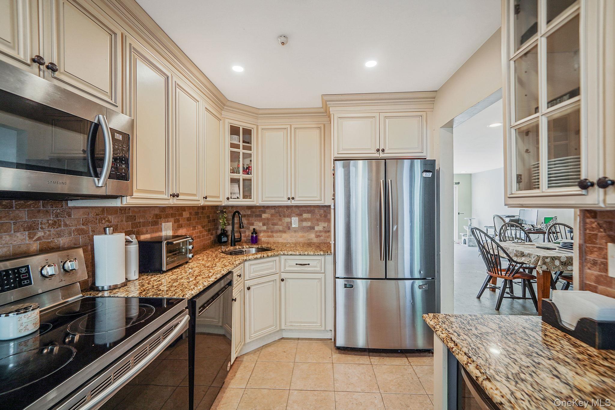 4 Georgian Court, Coram, NY 11727