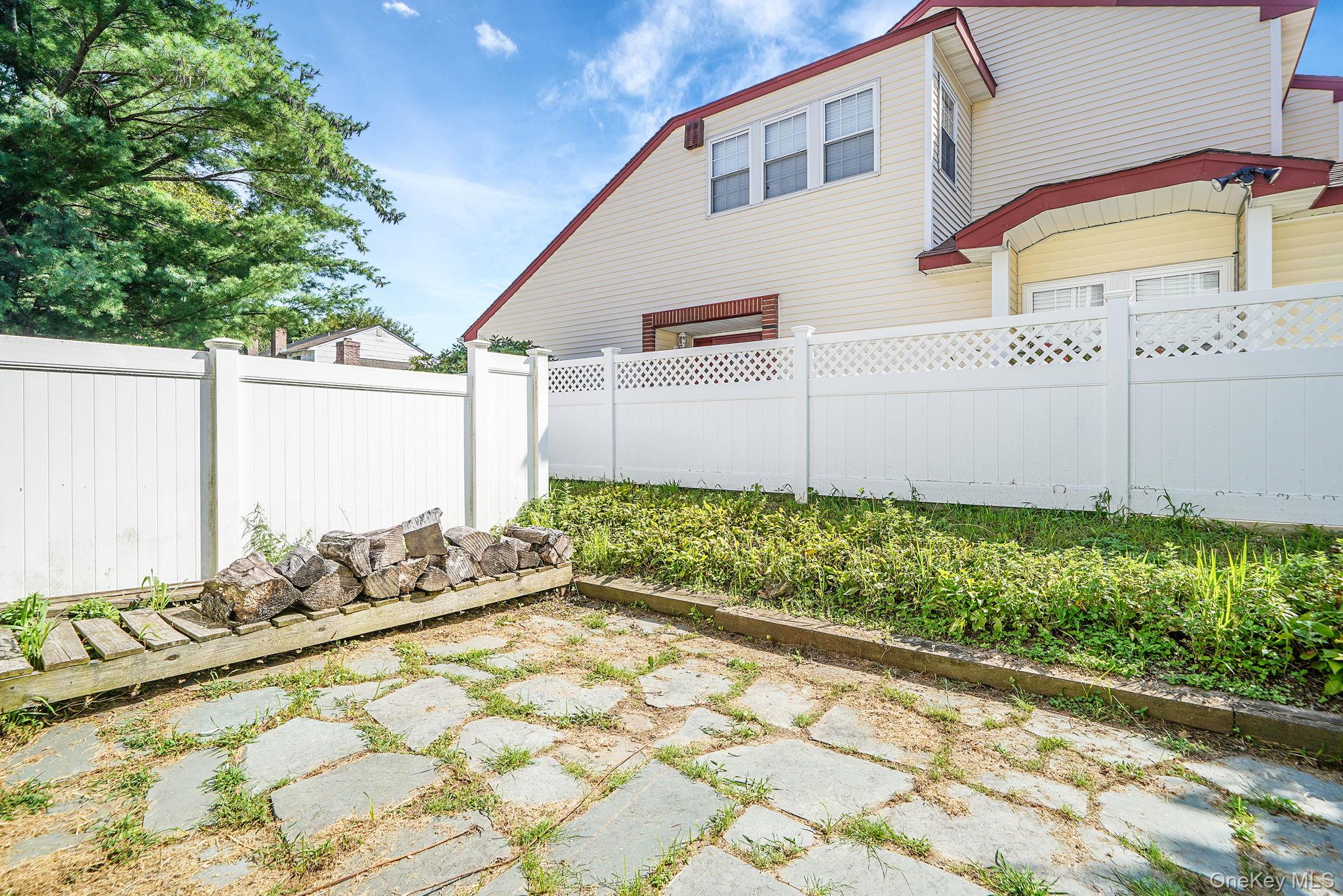 4 Georgian Court, Coram, NY 11727