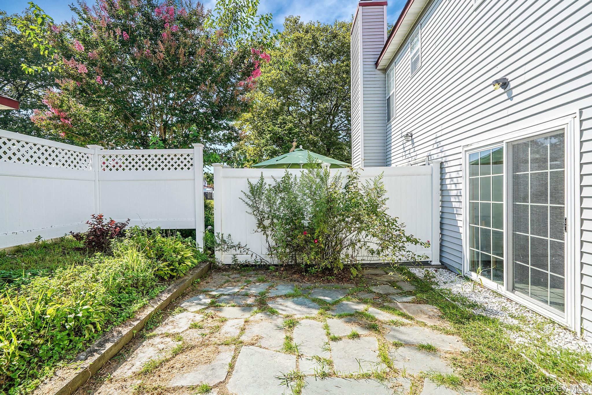 4 Georgian Court, Coram, NY 11727