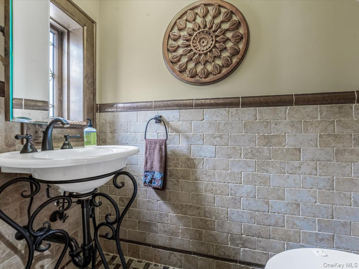 14 Magnolia Drive, Great Neck, NY 11021