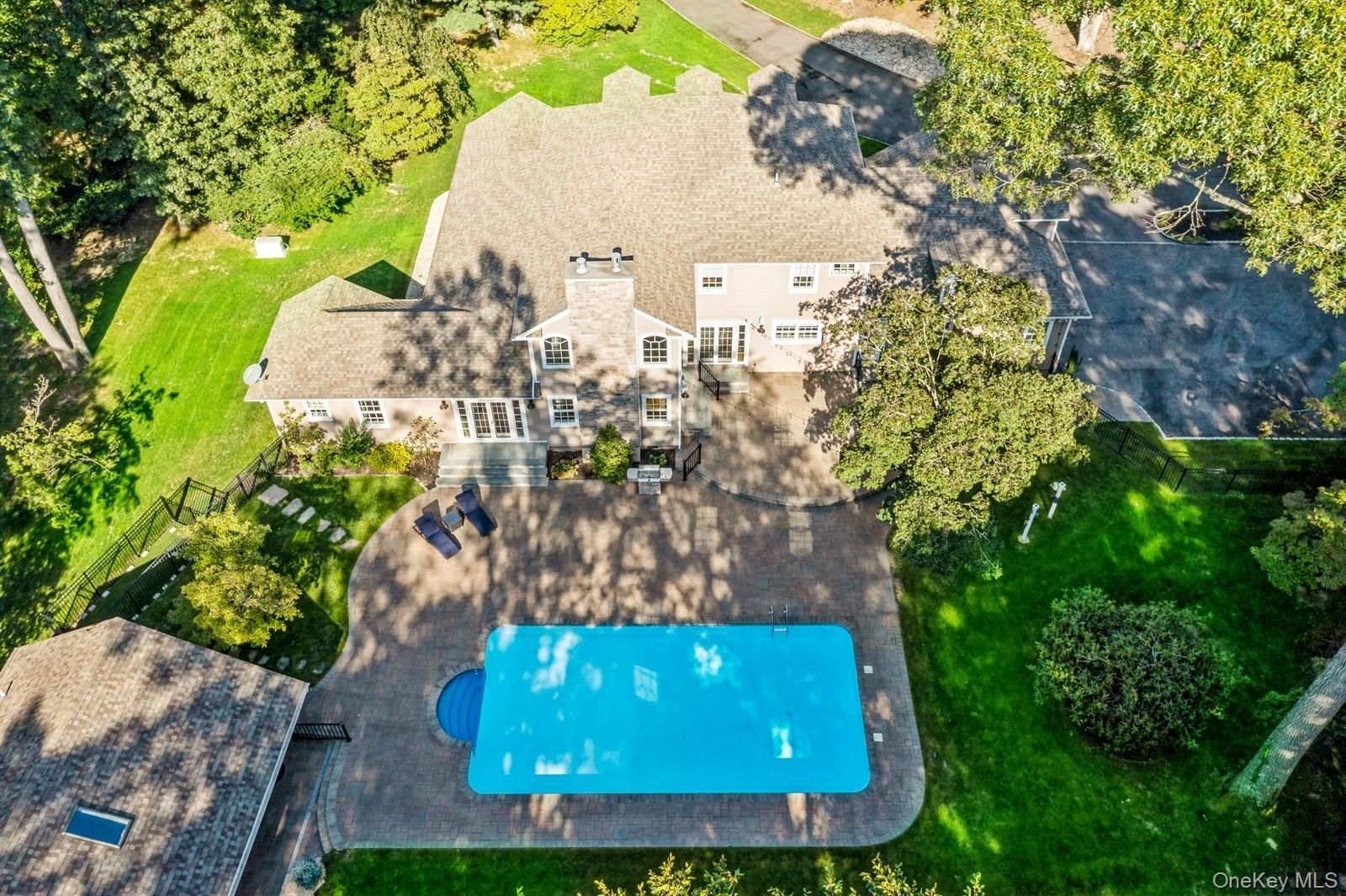 33 Bacon Road, Head Of The Harbor, NY 11780