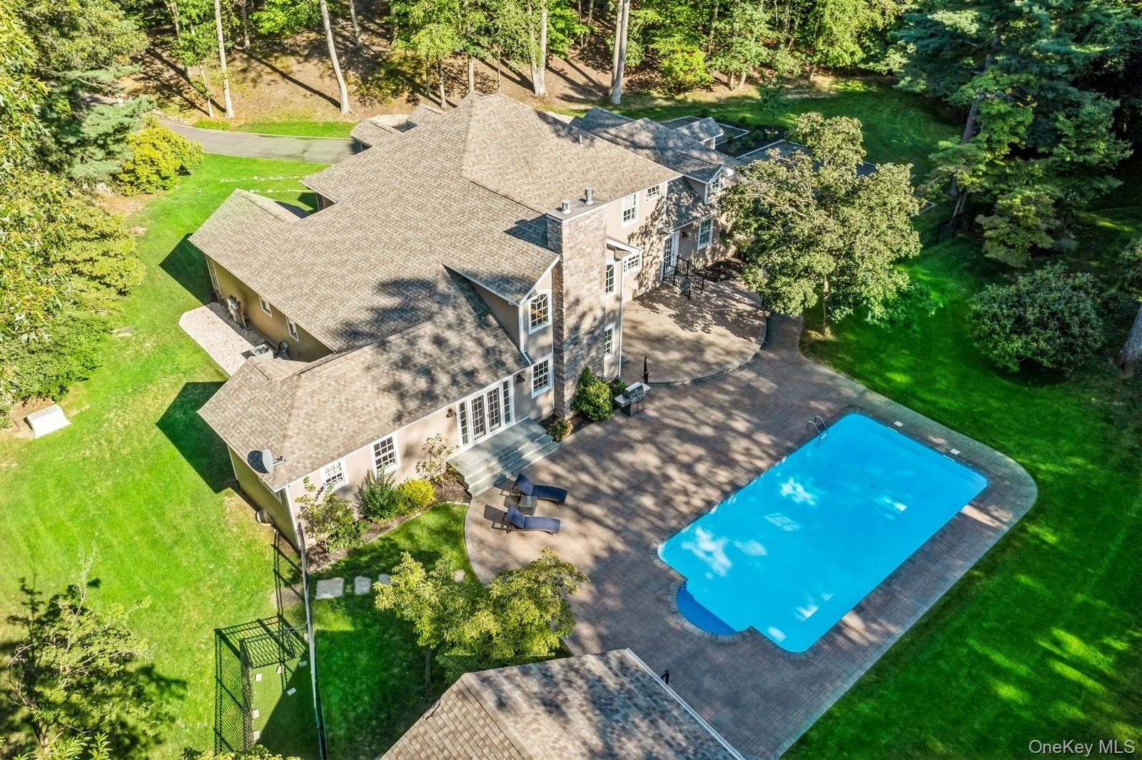 33 Bacon Road, Head Of The Harbor, NY 11780