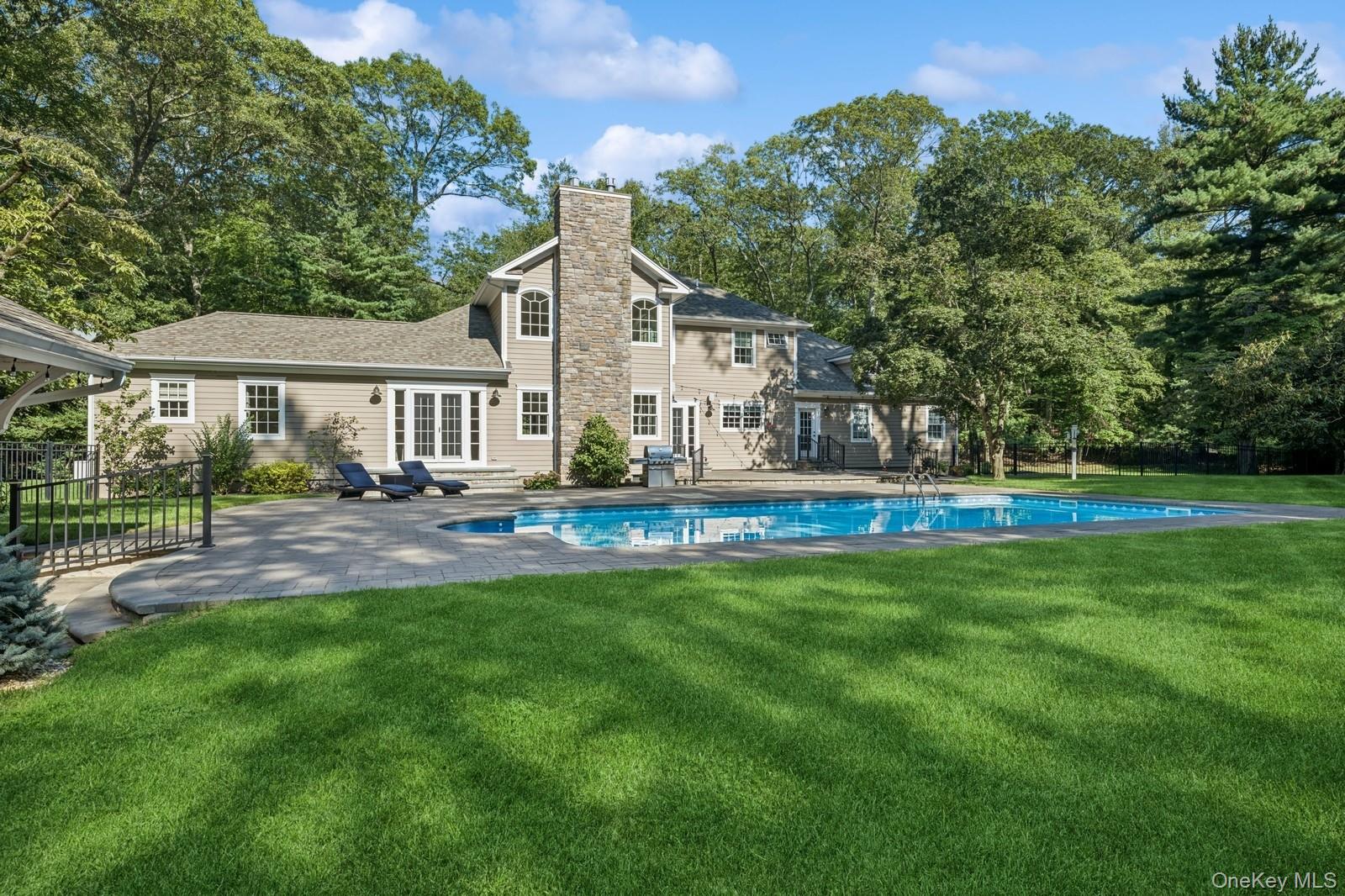 33 Bacon Road, Head Of The Harbor, NY 11780