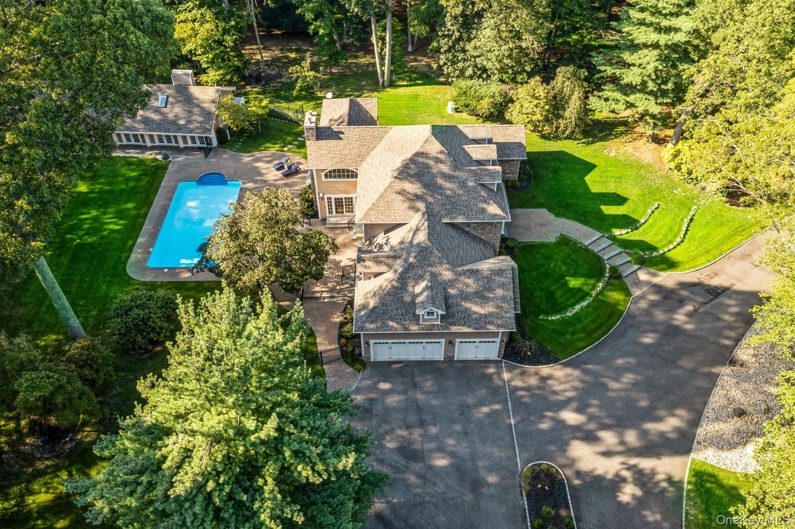 33 Bacon Road, Head Of The Harbor, NY 11780