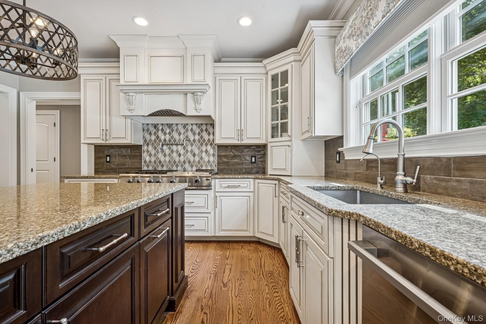 33 Bacon Road, Head Of The Harbor, NY 11780