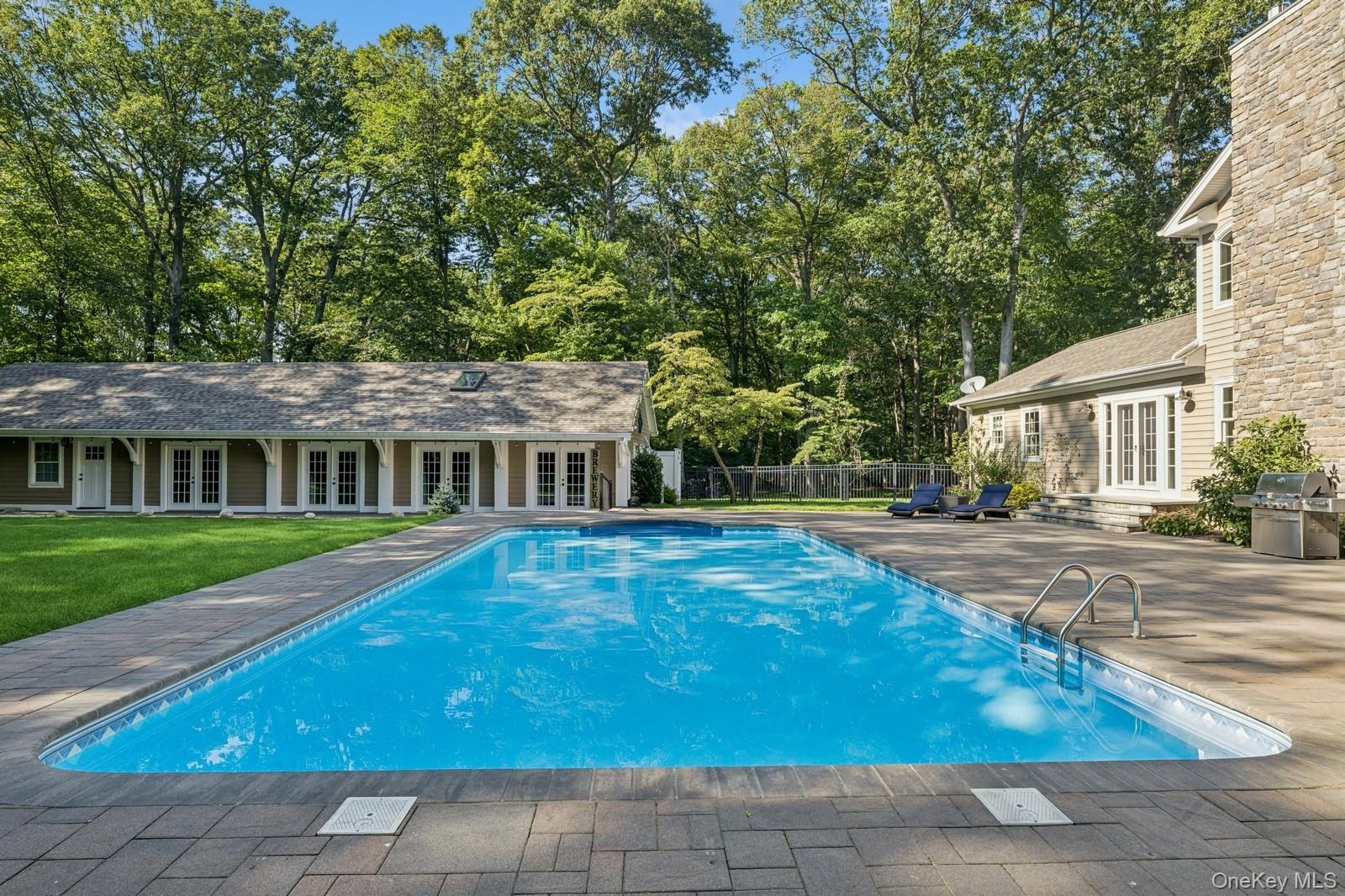 33 Bacon Road, Head Of The Harbor, NY 11780