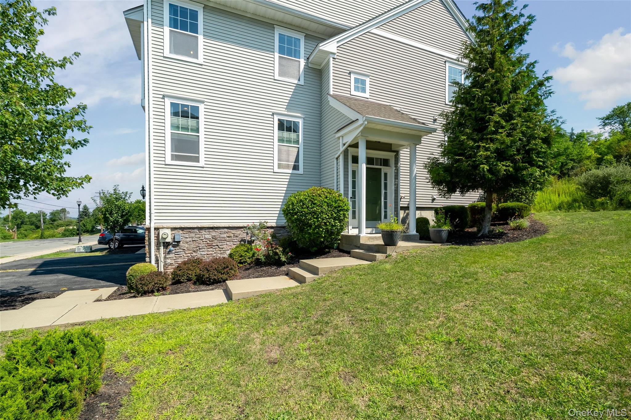 212 Hawthorn Way, New Windsor, NY 12553