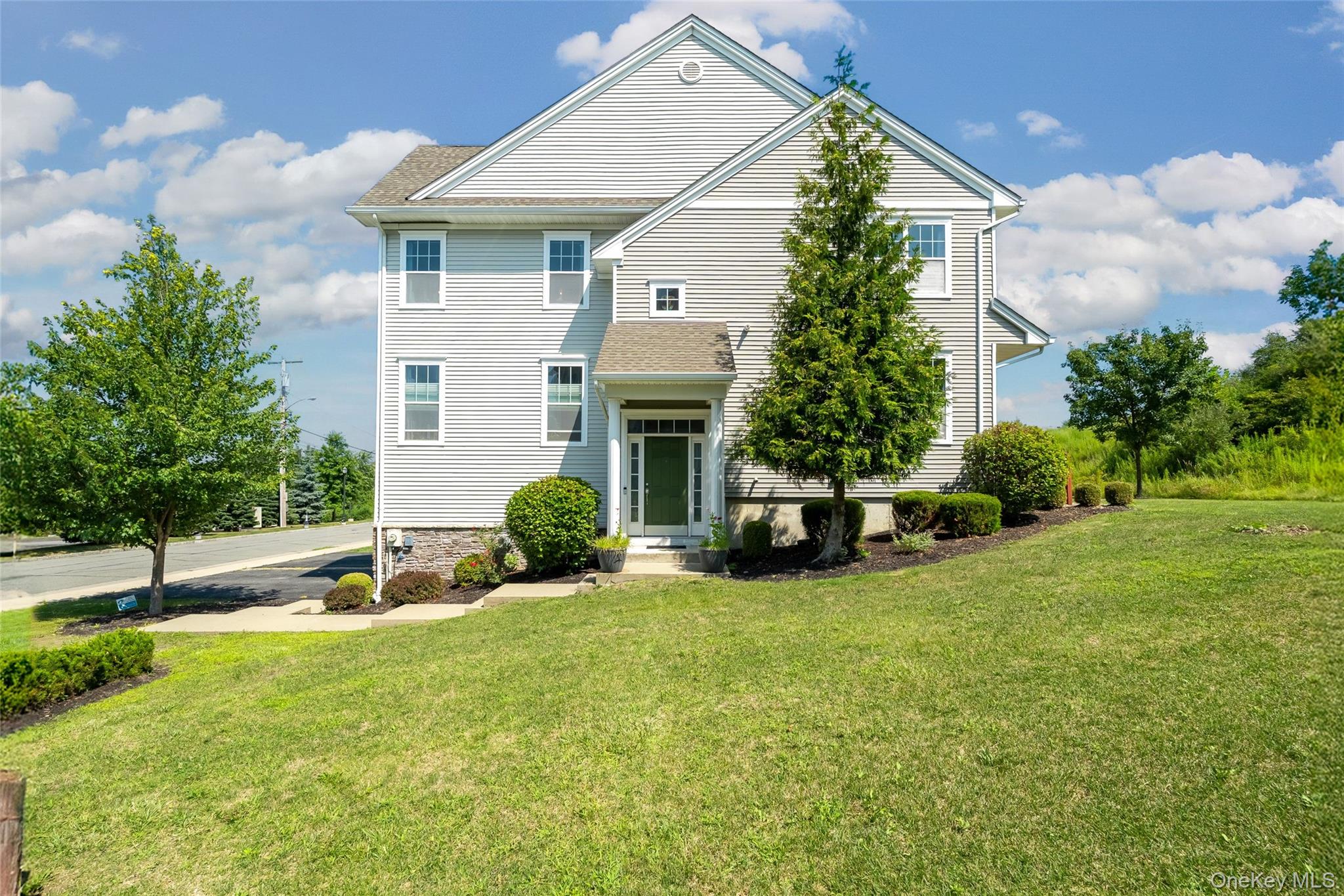 212 Hawthorn Way, New Windsor, NY 12553